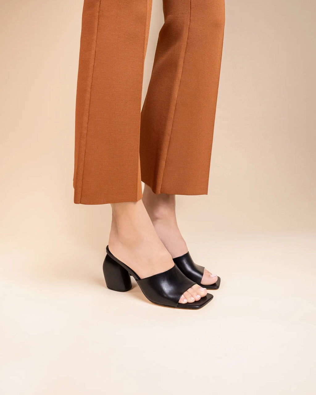 Mule à large talon haut en cuir noir Gemma High Black Mat