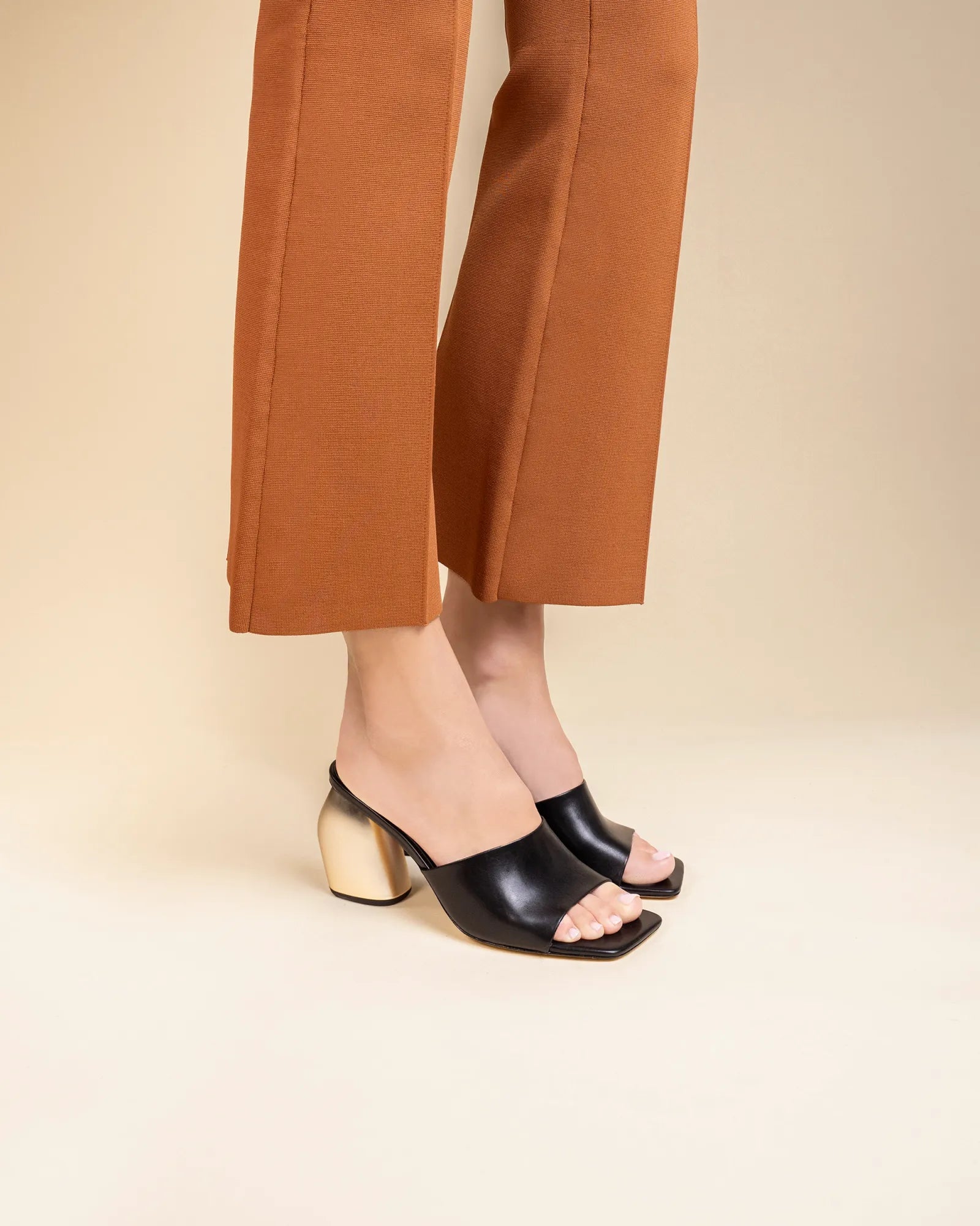 Mule en cuir noir à large talon haut doré Gemma High Black Gold