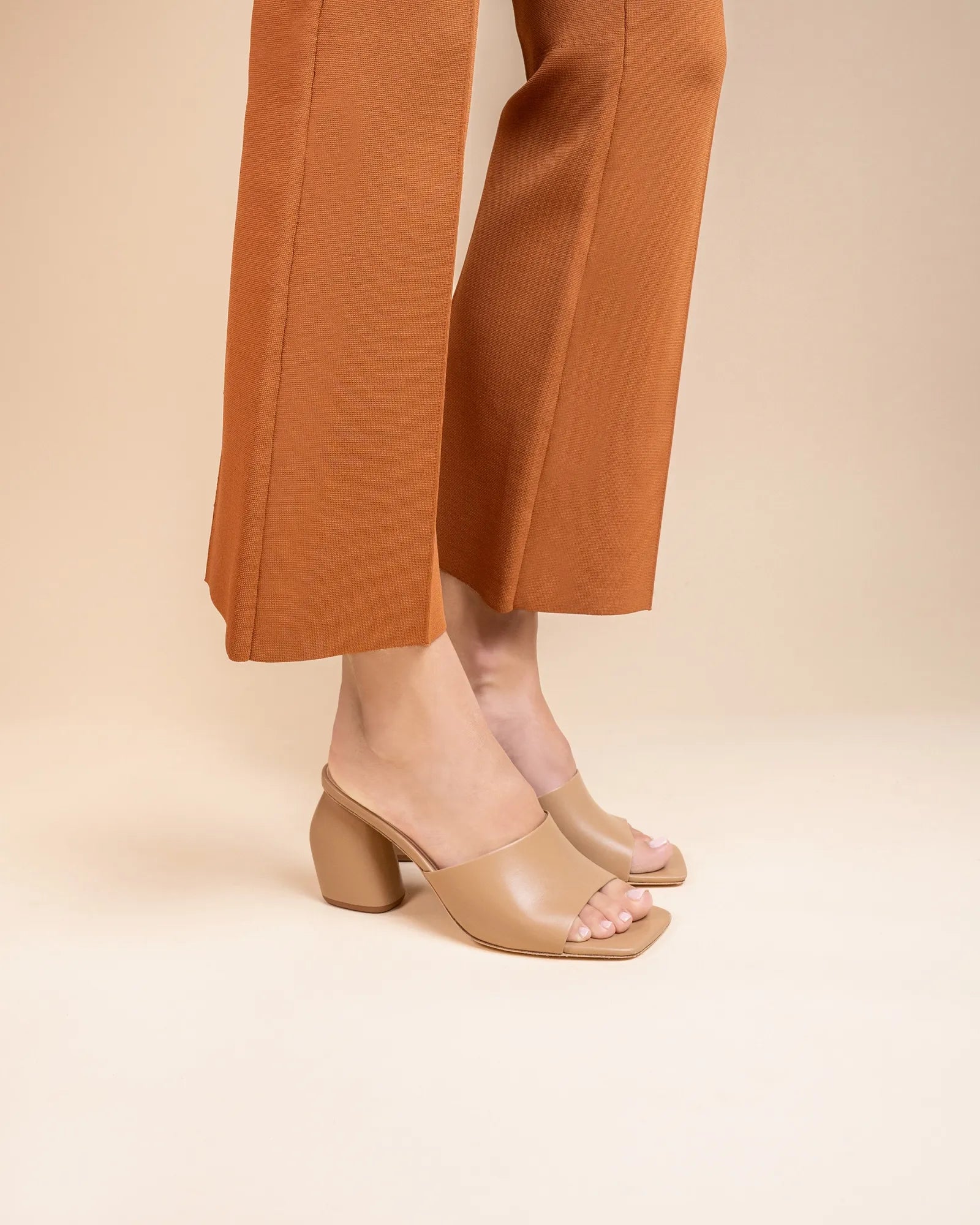 Mule à large talon haut en cuir beige Gemma High Nude Mat