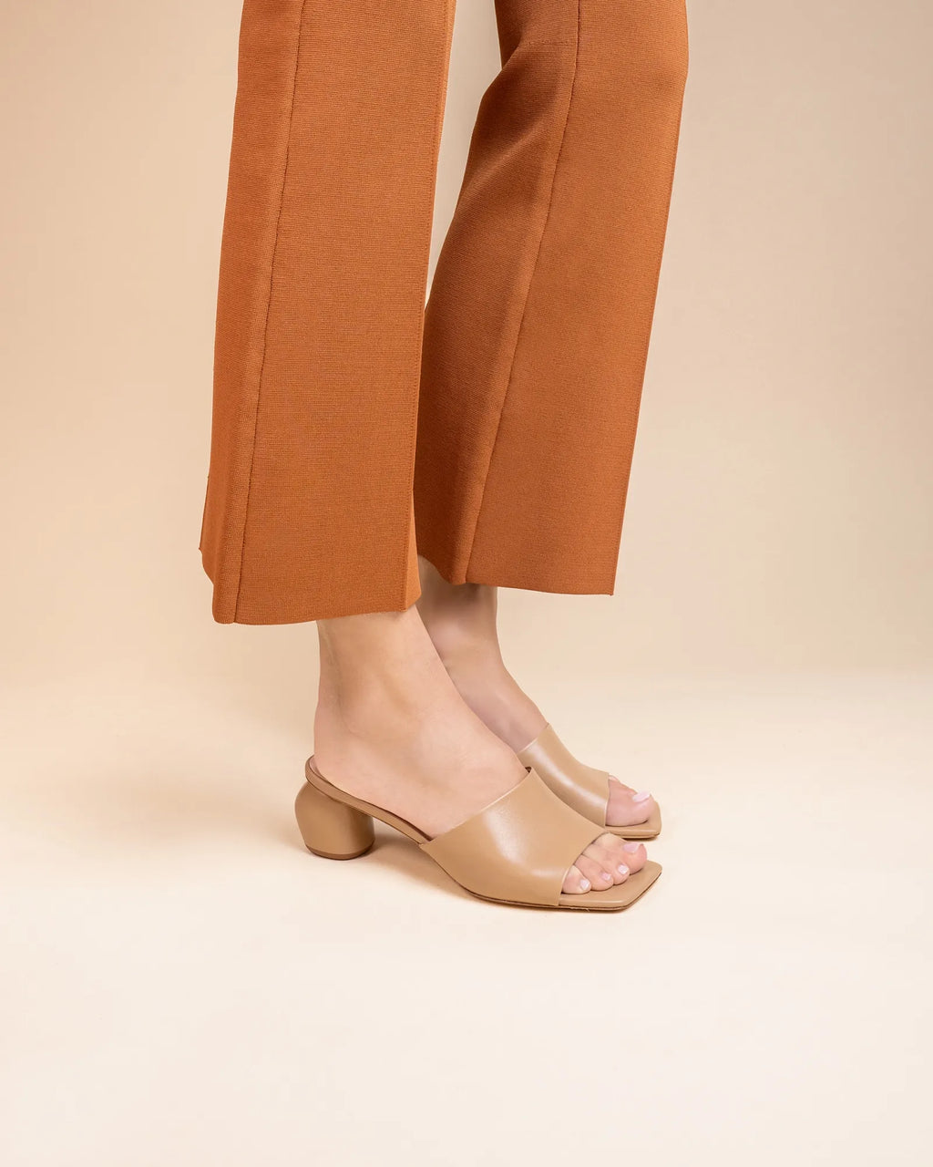 Mule à petit talon en cuir beige Gemma Low Nude