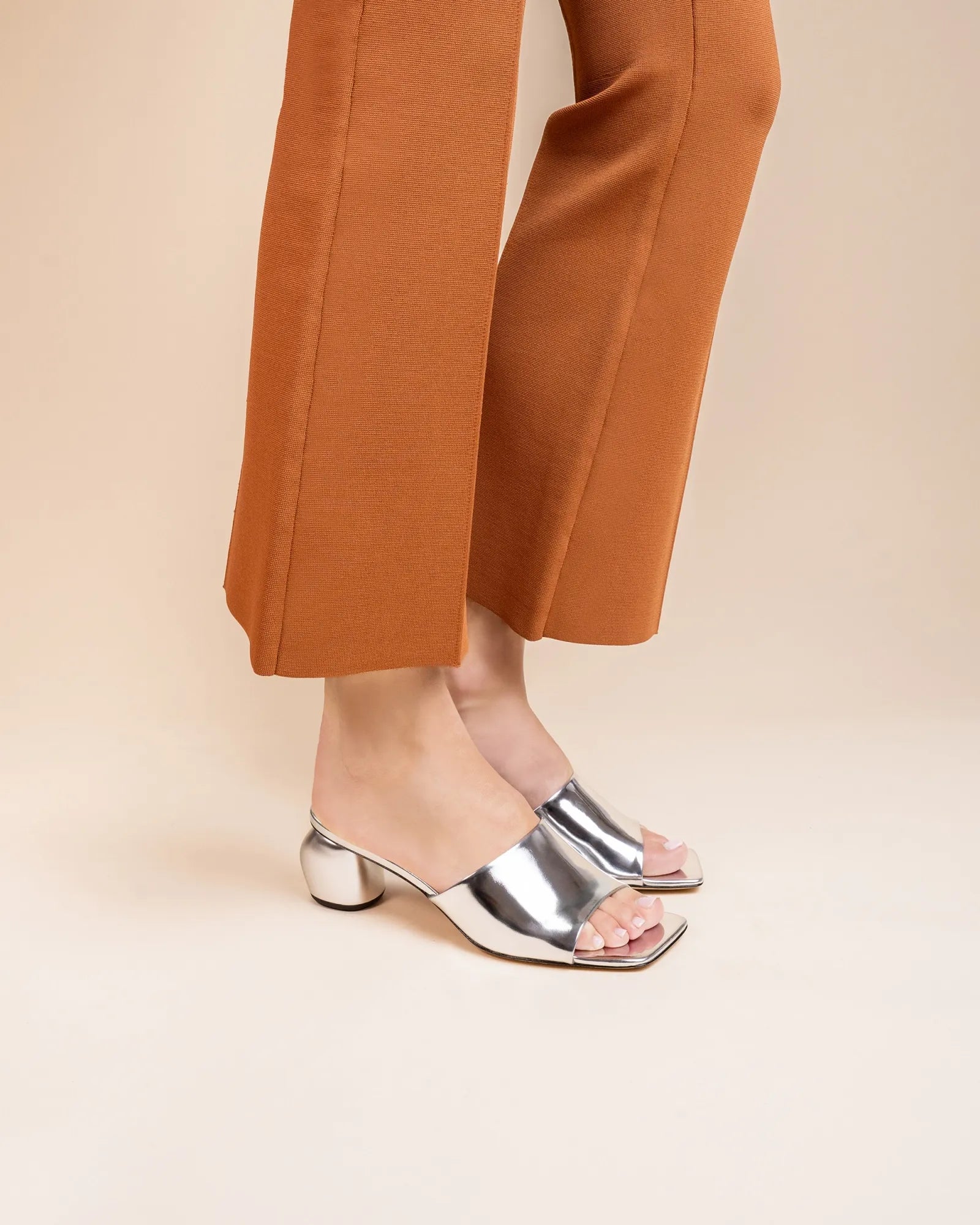 Mule à petit talon en cuir argenté Gemma Low Silver