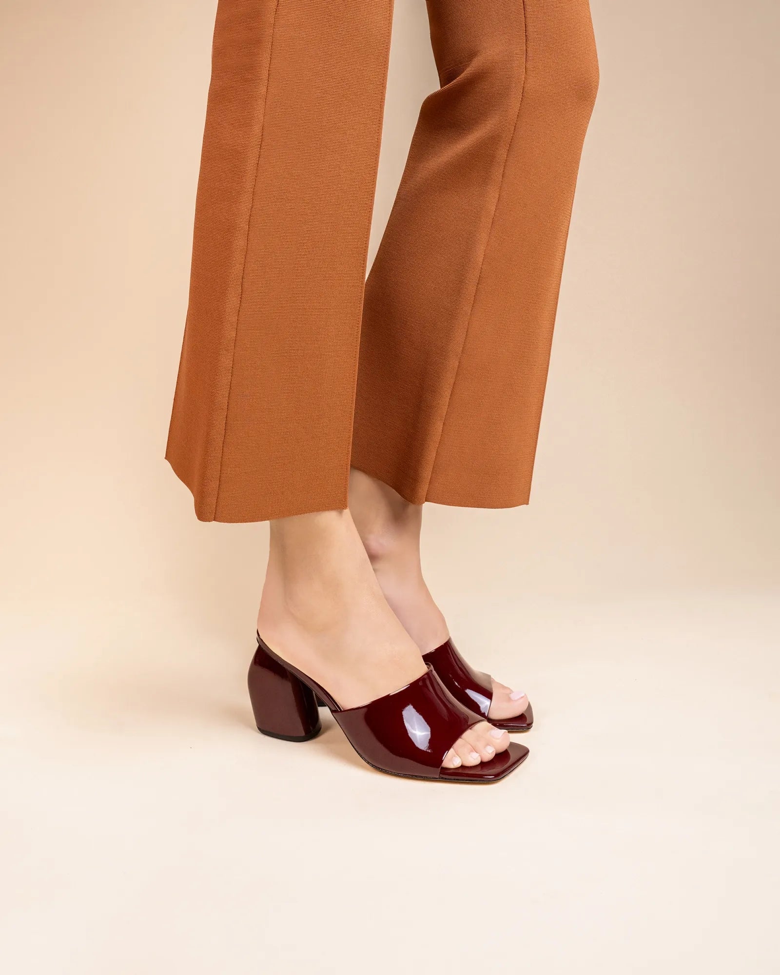 Mule à large talon haut en cuir verni bordeaux Gemma High Burgundy Patent