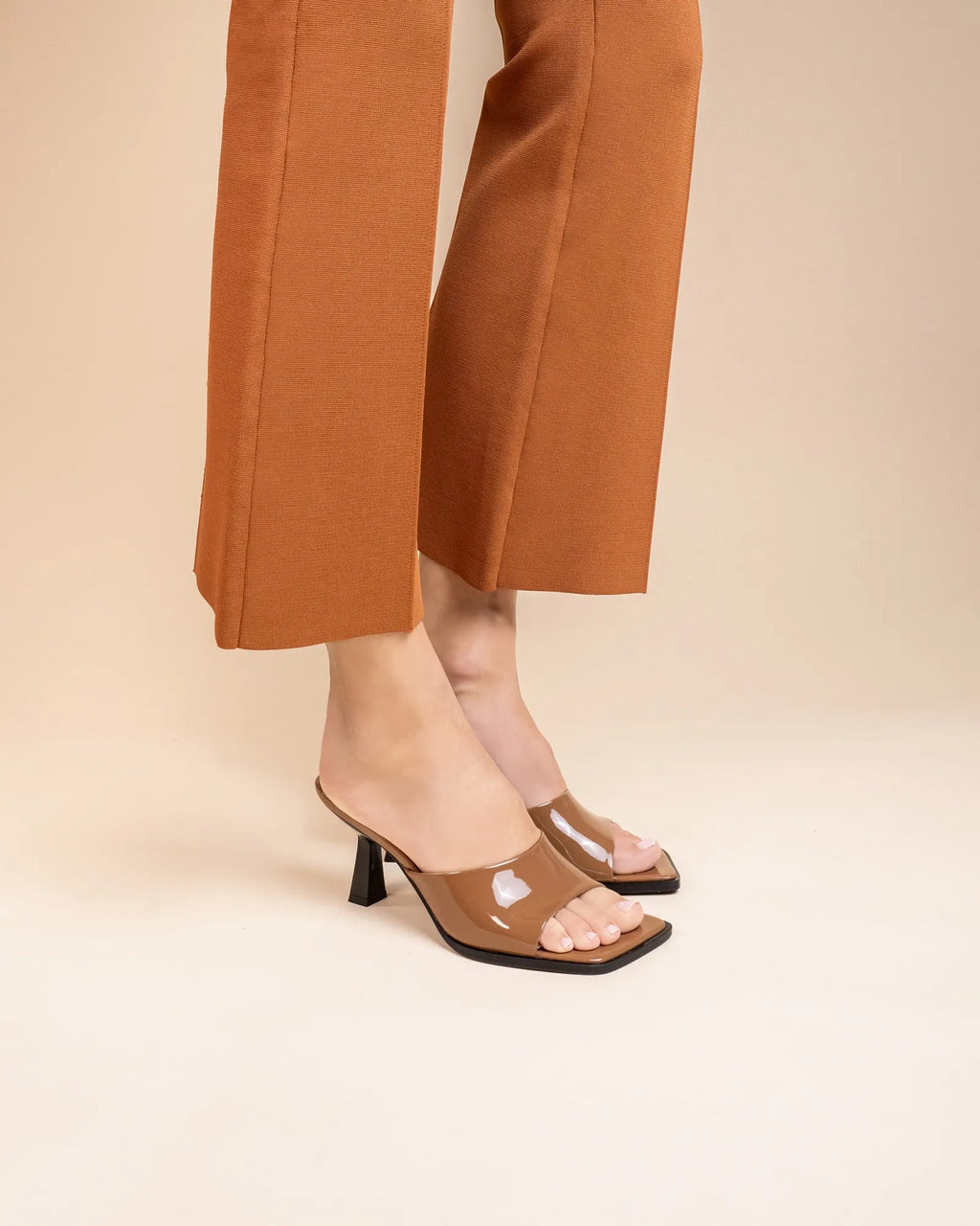 Mule à talon haut et bout carré en cuir verni beige Joya Nude Patent