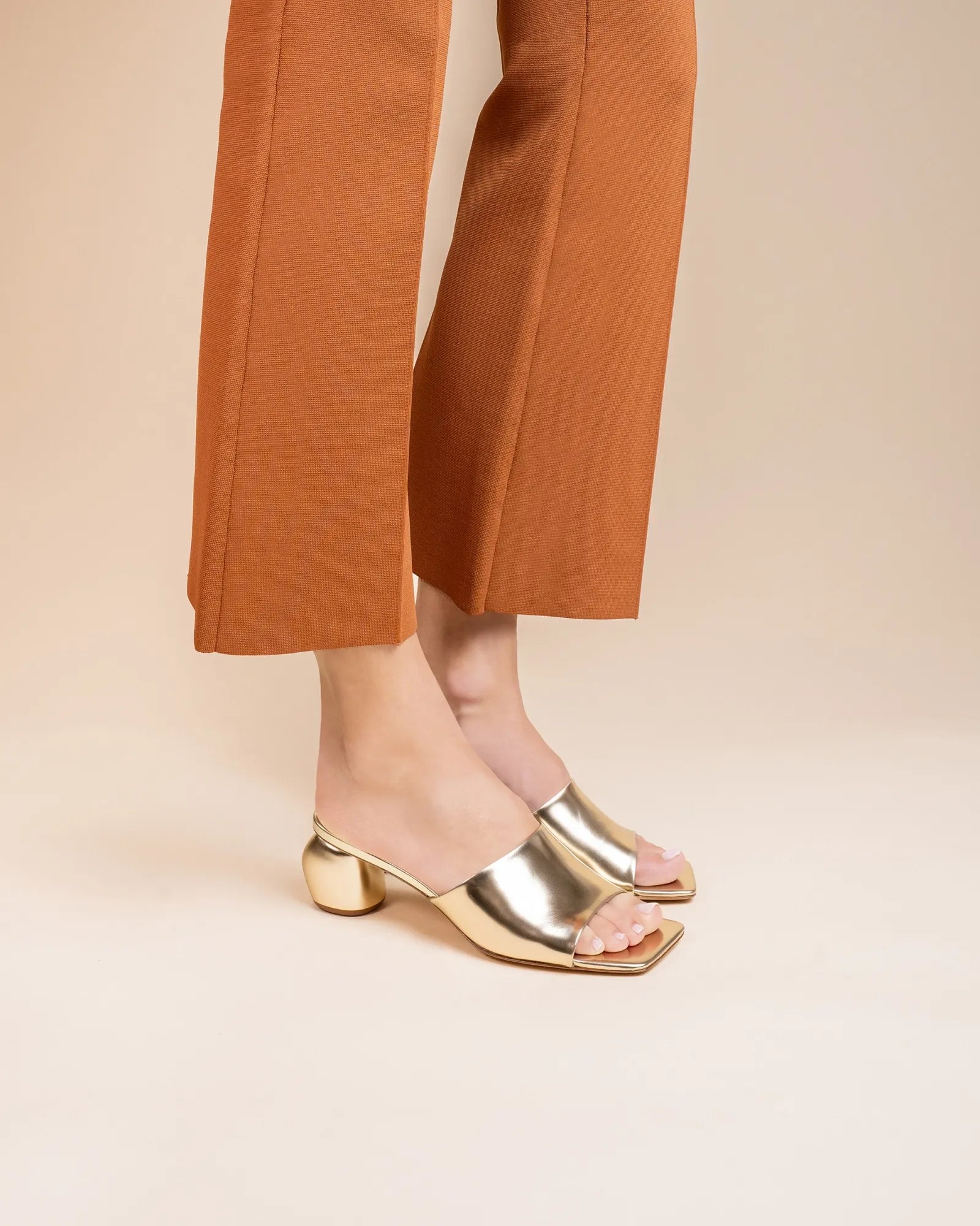 Mule à petit talon en cuir doré Gemma Low Gold