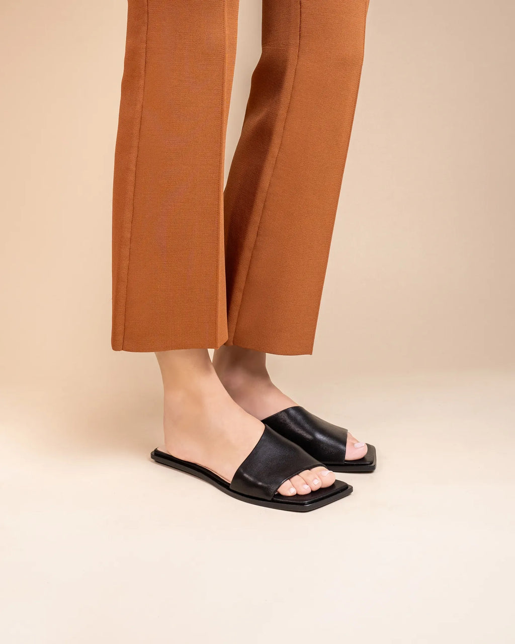 Nu-pied mule plate à large bride en cuir noir Eero Black