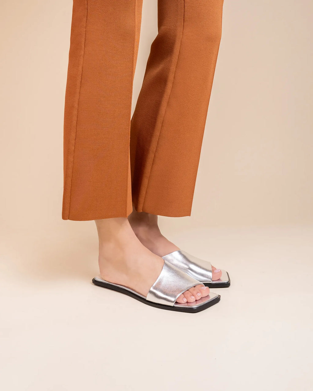 Nu-pied mule plate à large bride en cuir argenté Eero Silver