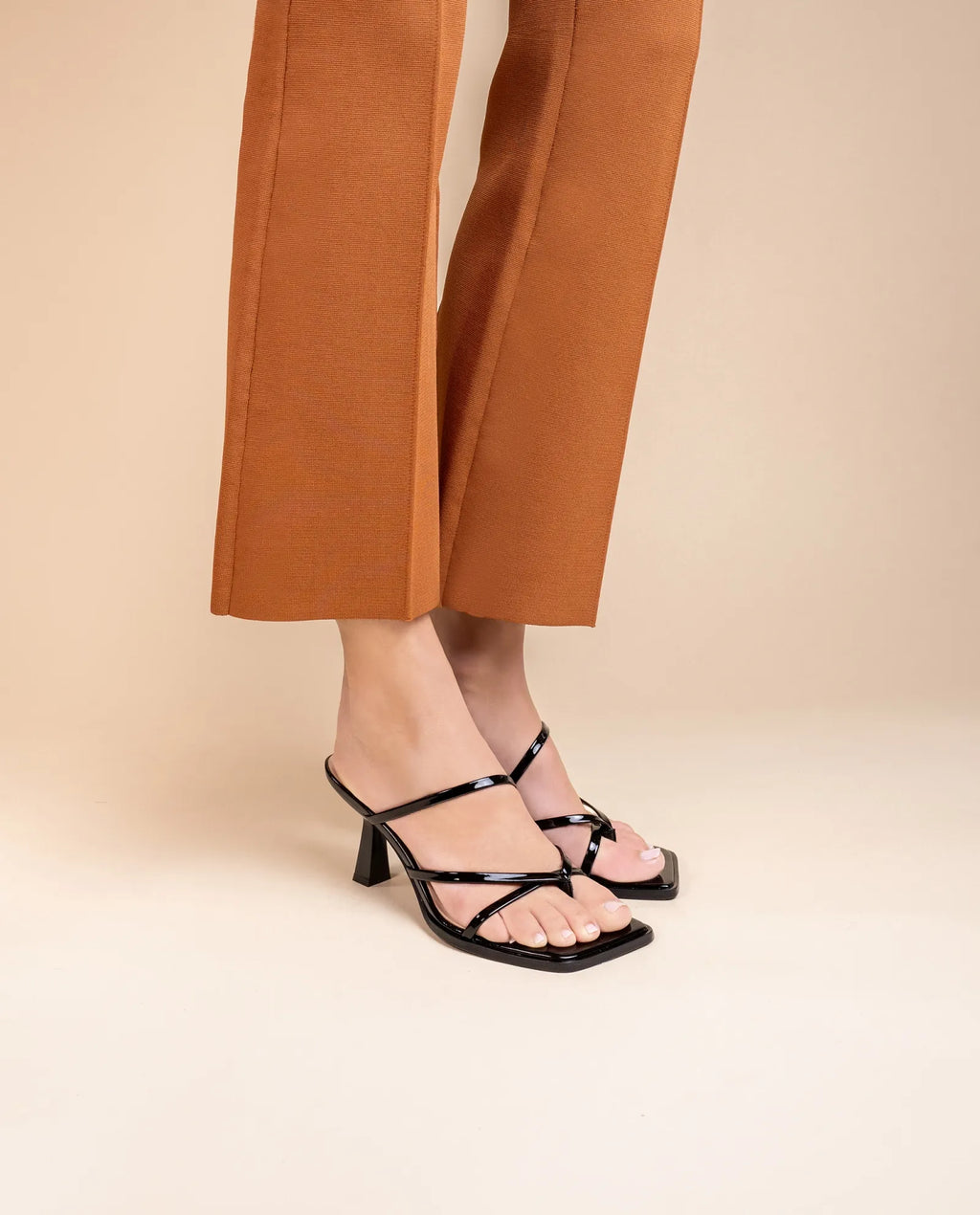 Mule à brides et bout carré en cuir noir Misty Black Patent