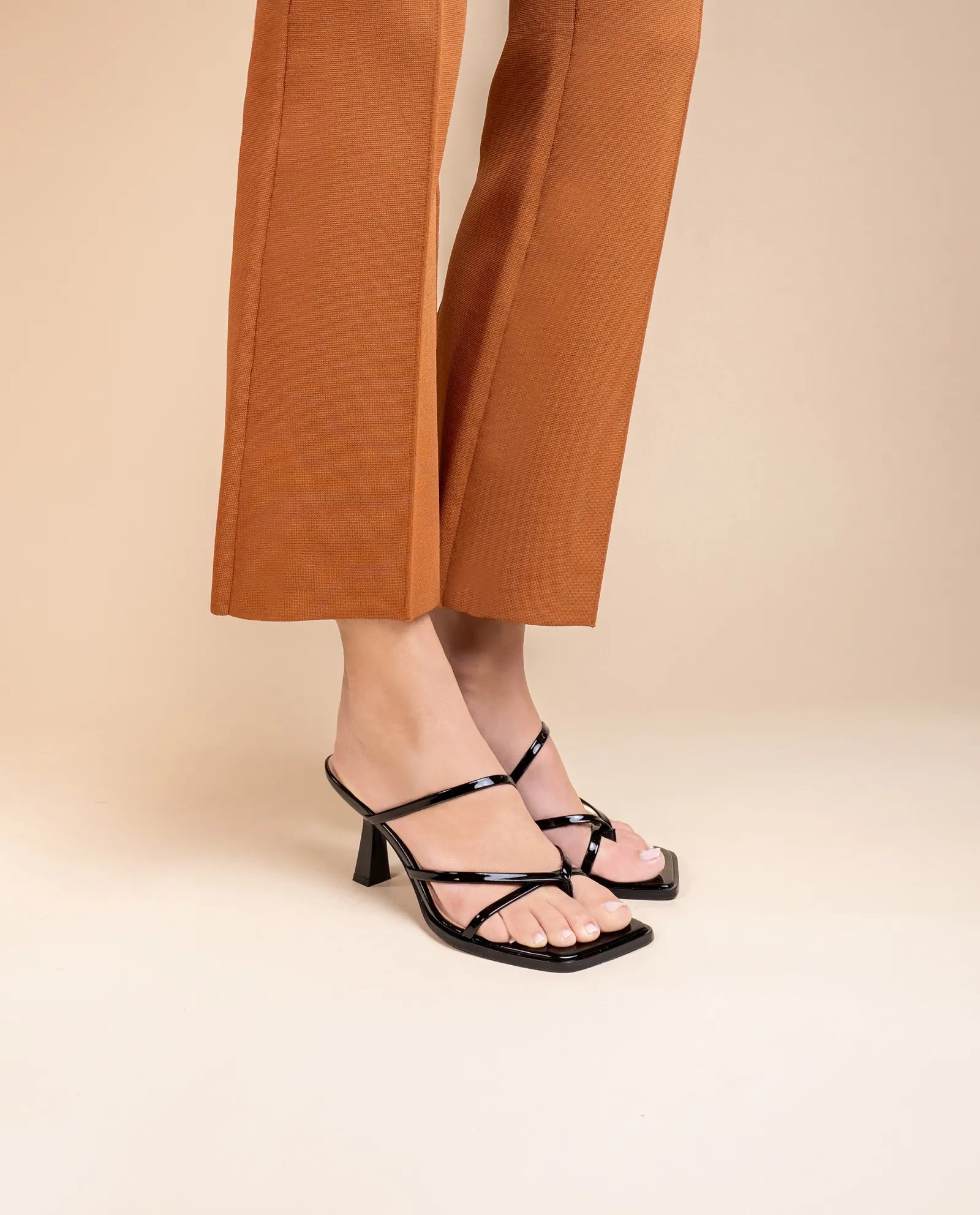 Mule à brides et bout carré en cuir noir Misty Black Patent