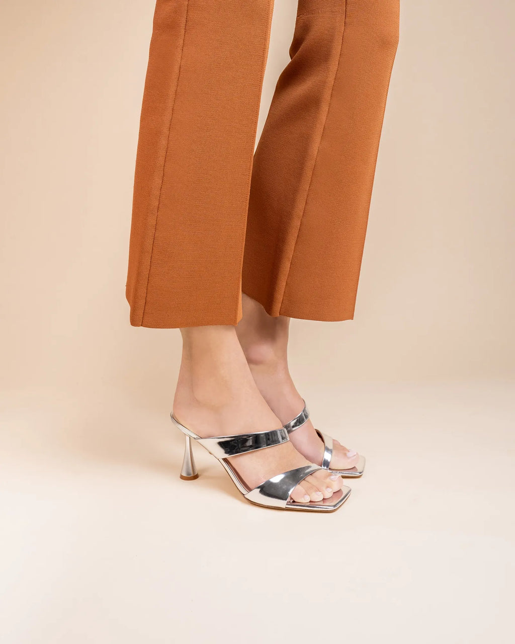 Sandales à talons hauts et bout carré en cuir argenté Tara Silver