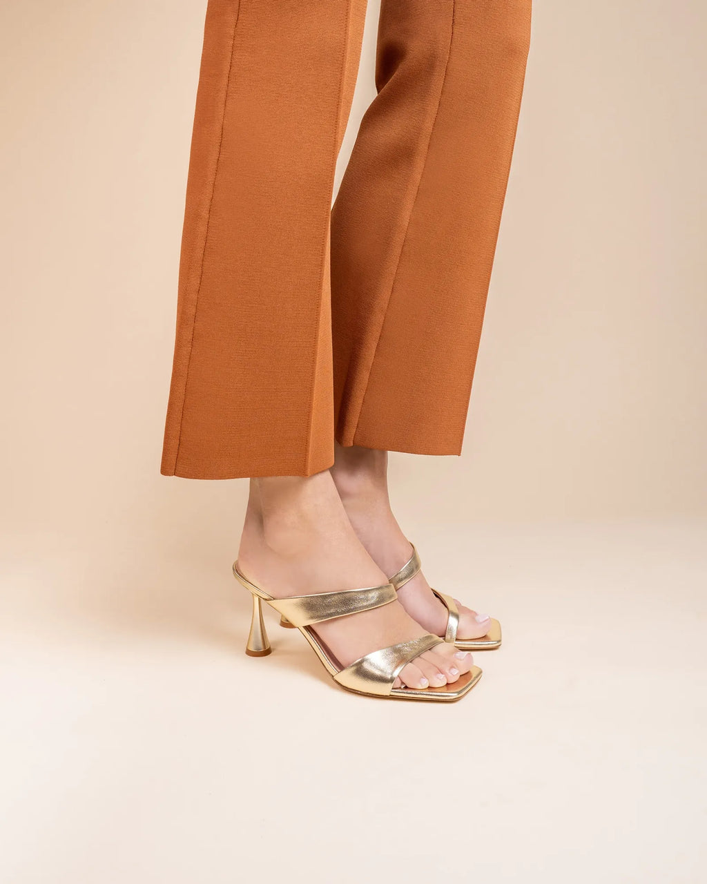 Sandale mule à talon haut et bout carré en cuir doré Tara Gold Nappa