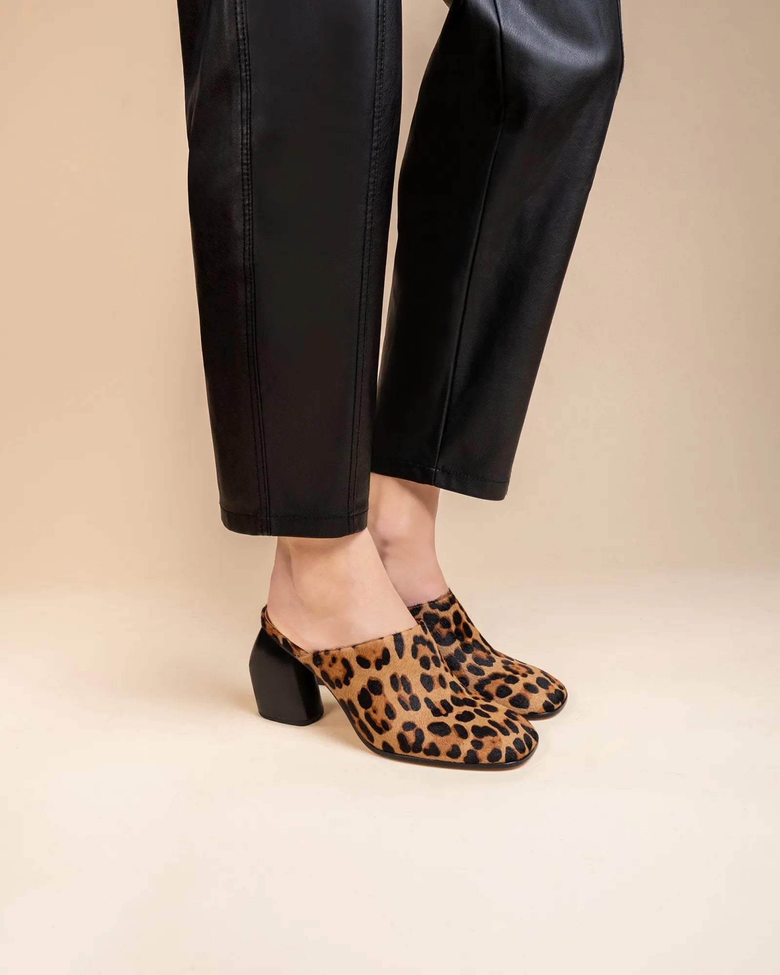 Mule sabot à talon haut et imprimé léopard Junya Leo Black