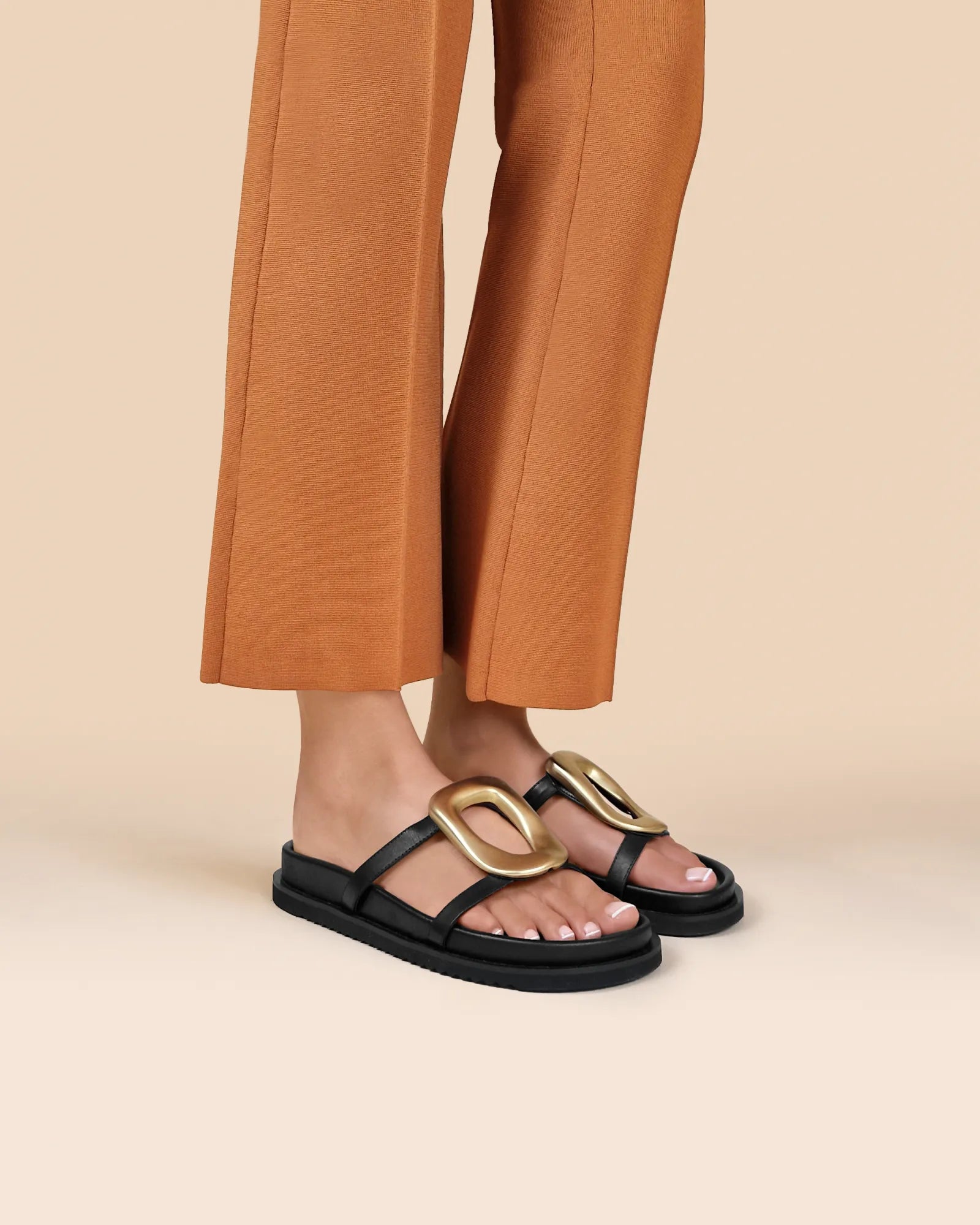 Nus-pieds en cuir noir, ornement doré et semelle épaisse Milos Black