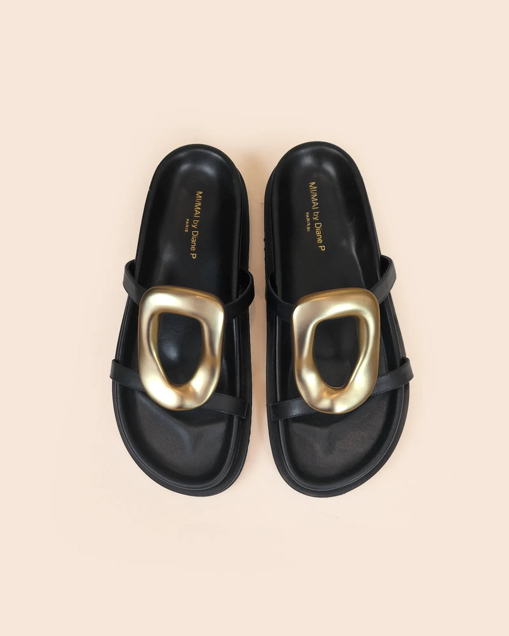 Nus-pieds en cuir noir, ornement doré et semelle épaisse Milos Black