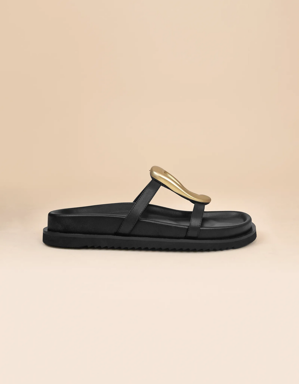 Nus-pieds en cuir noir, ornement doré et semelle épaisse Milos Black