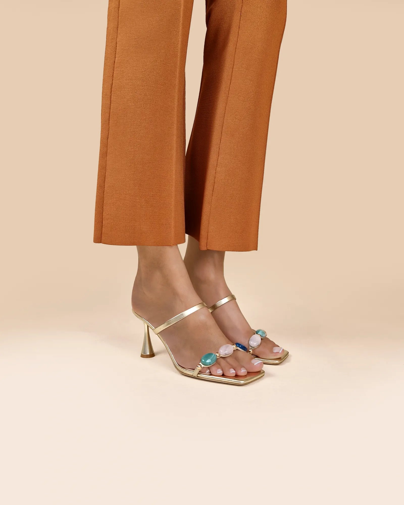 Mules dorées à cabochons multicolores Naxos Gold