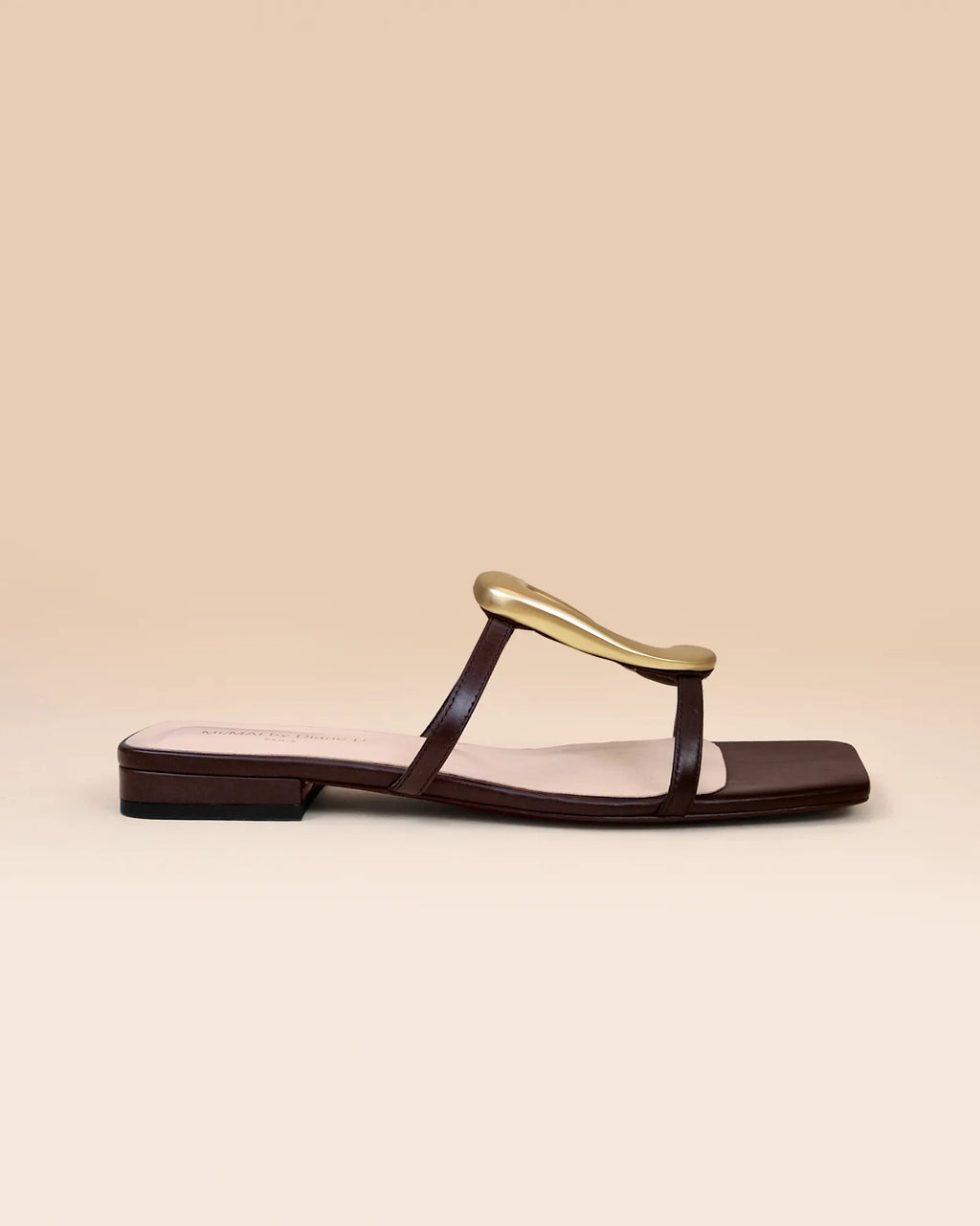 Nus-pieds à ornement doré et cuir marron Kos Chocolate