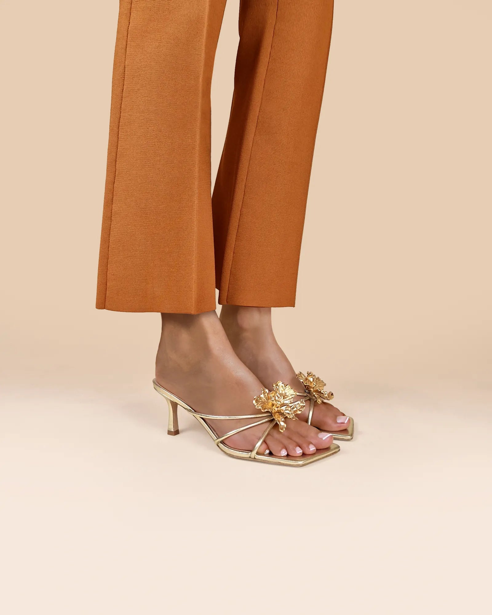 Mules à brides en cuir doré et accessoires interchangeables Thira Gold