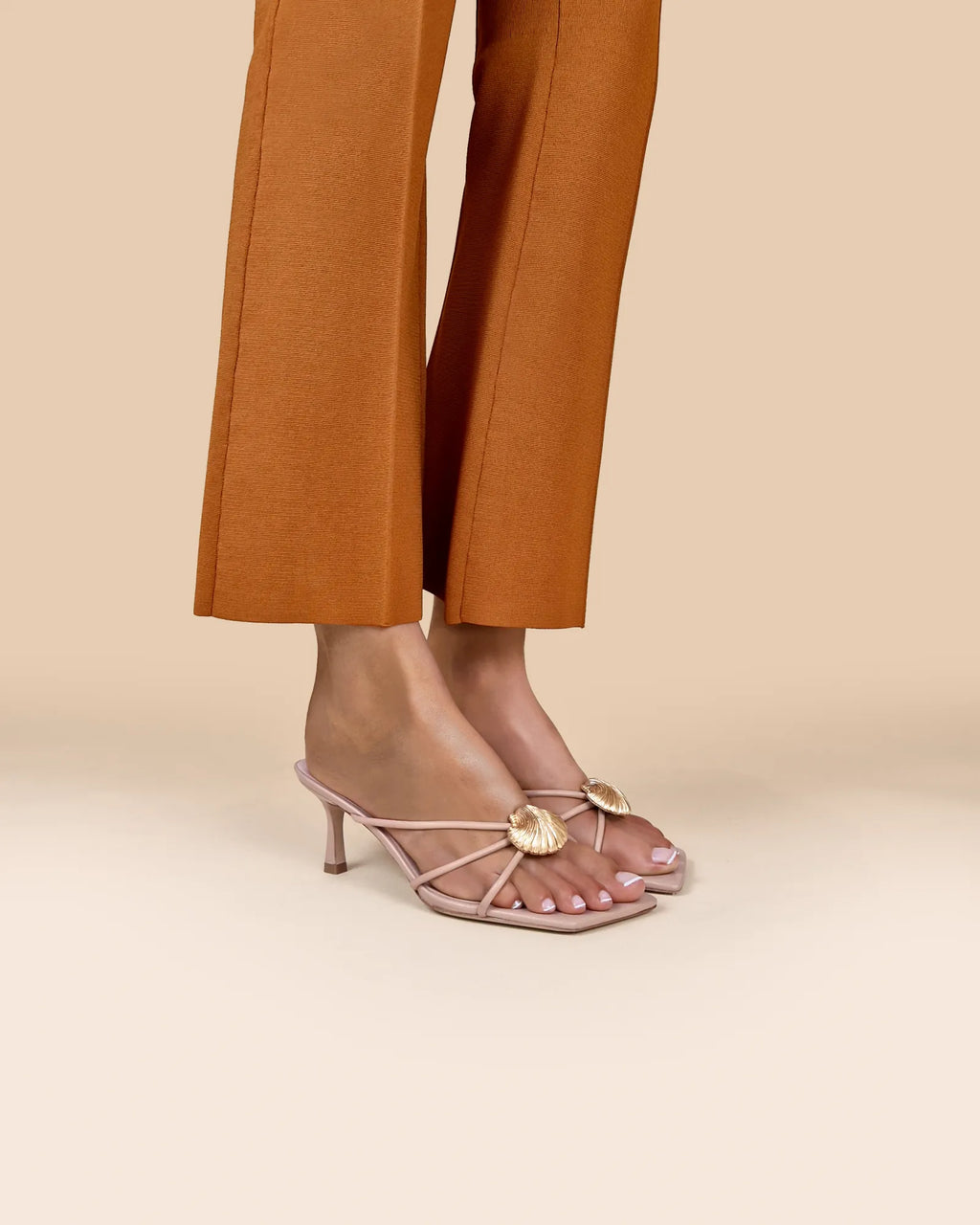 Mules à brides en cuir beige et accessoires interchangeables Thira Nude