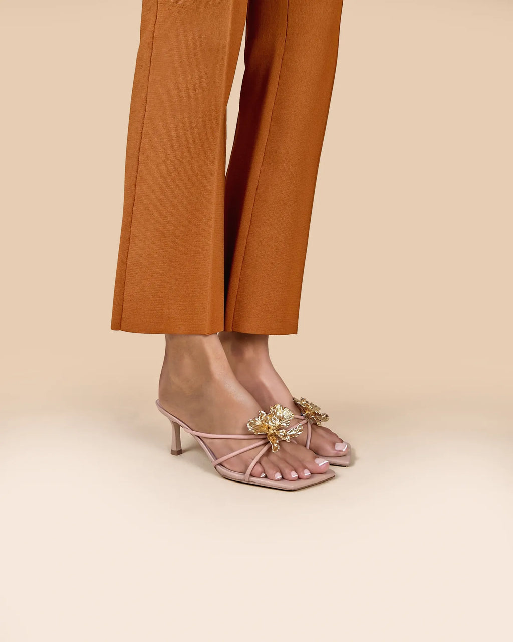 Mules à brides en cuir beige et accessoires interchangeables Thira Nude