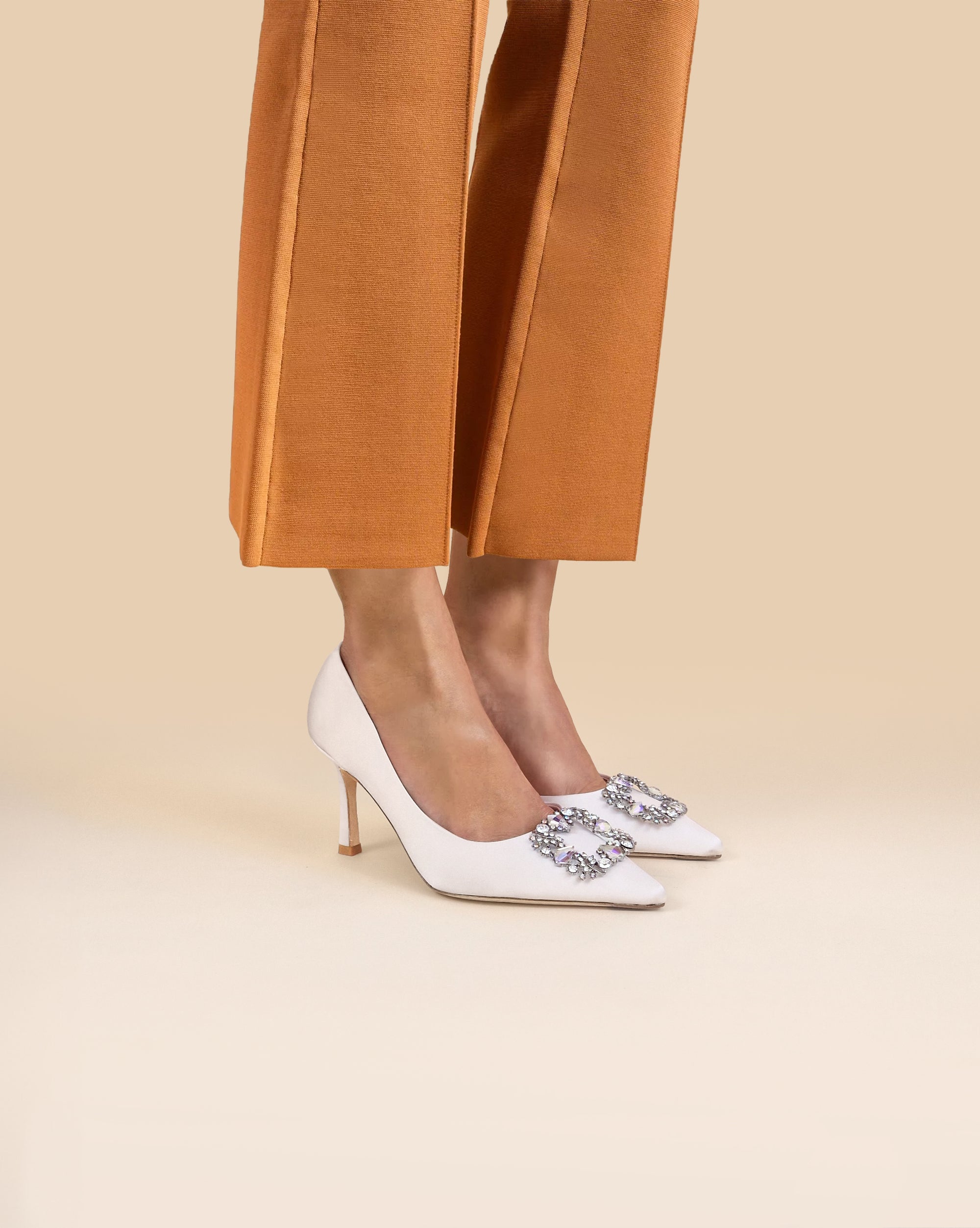 Escarpins en satin blanc à ornement strass et cristaux Astoria White Satin