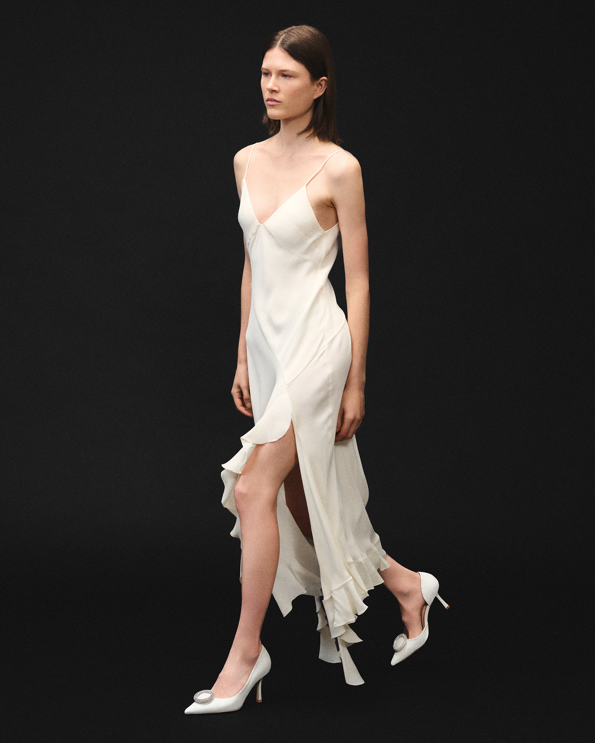 Escarpin en cuir blanc à bout pointu, talon aiguille et bijou strass cristaux Coco White