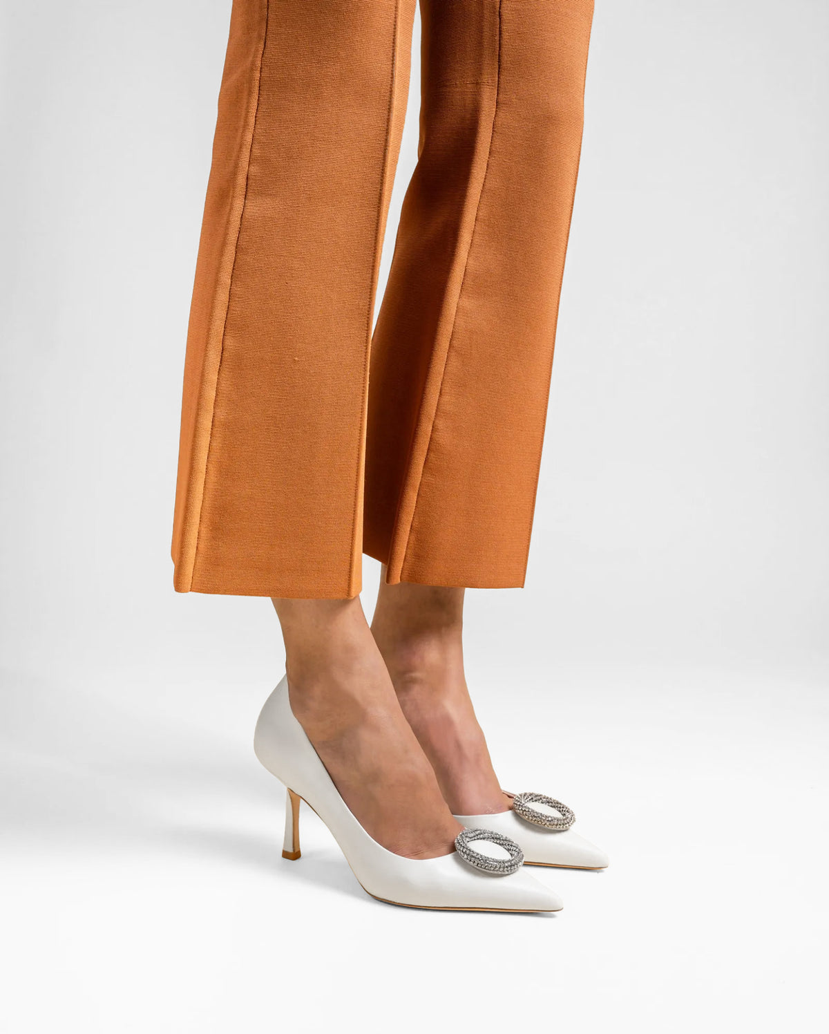 Escarpin en cuir blanc à bout pointu, talon aiguille et bijou strass cristaux Coco White