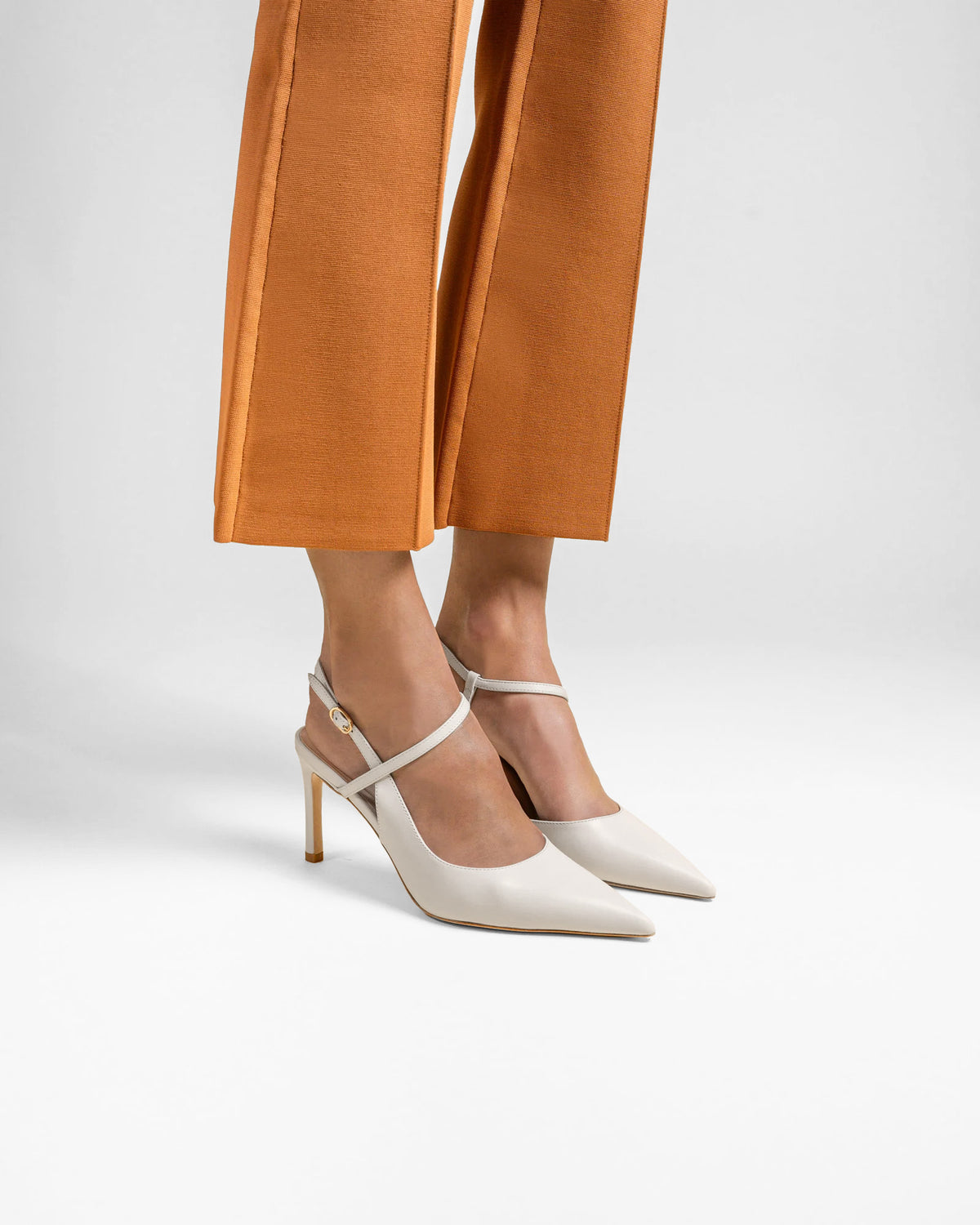 Escarpins à bout pointu, talon aiguille et bride en cuir blanc cassé Emy Off-White