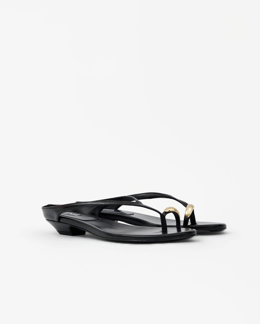 Nu-pied en cuir noir et à bague d'orteil en métal doré Juno Black