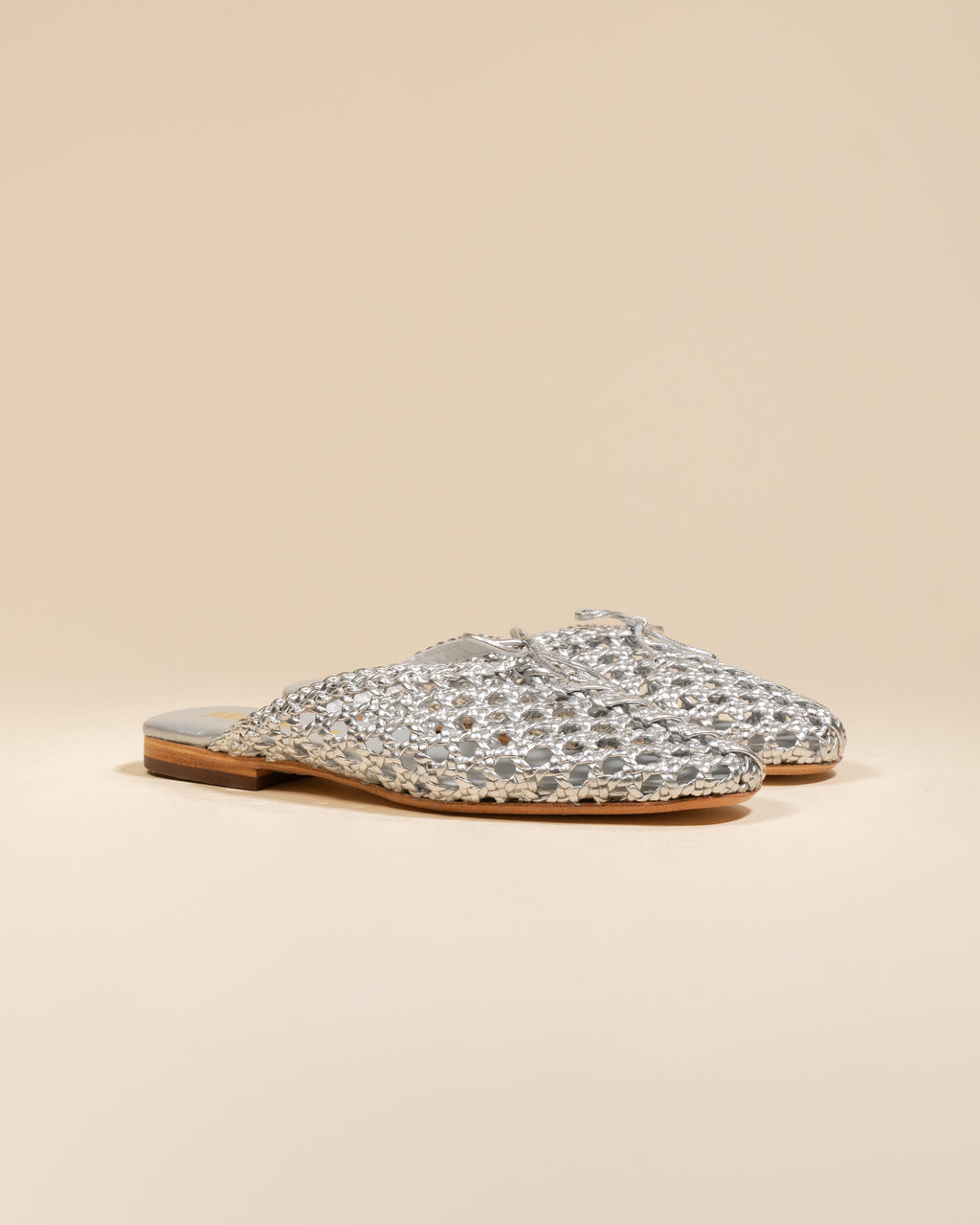 Mules plates en cuir tressé doré Lucian Silver
