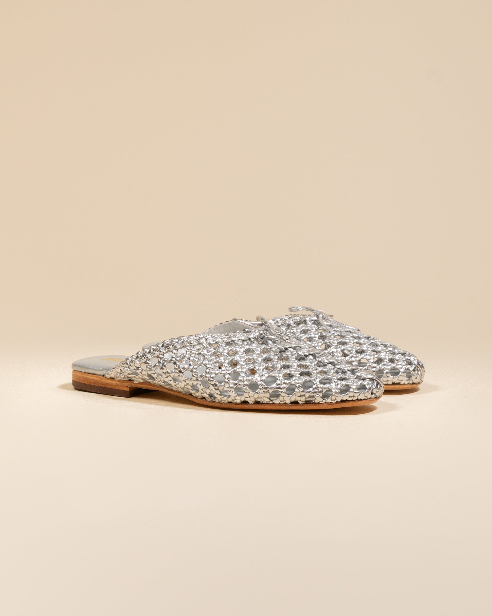 Mules plates en cuir tressé doré Lucian Silver
