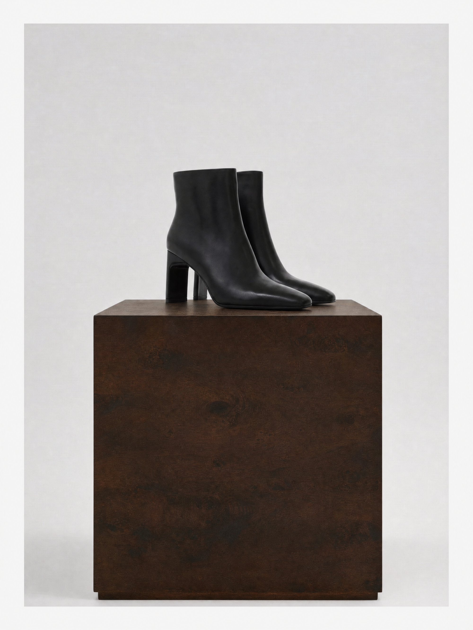Bottines en cuir noir à talon droit et bout effilé Niels Black