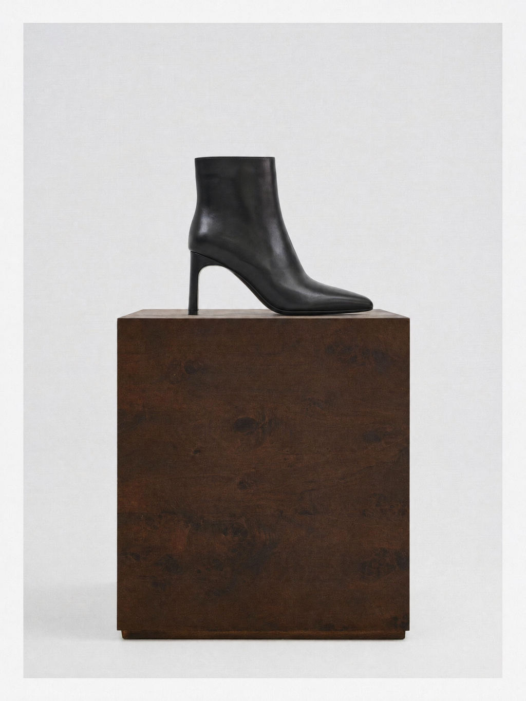 Bottines en cuir noir à talon droit et bout effilé Niels Black
