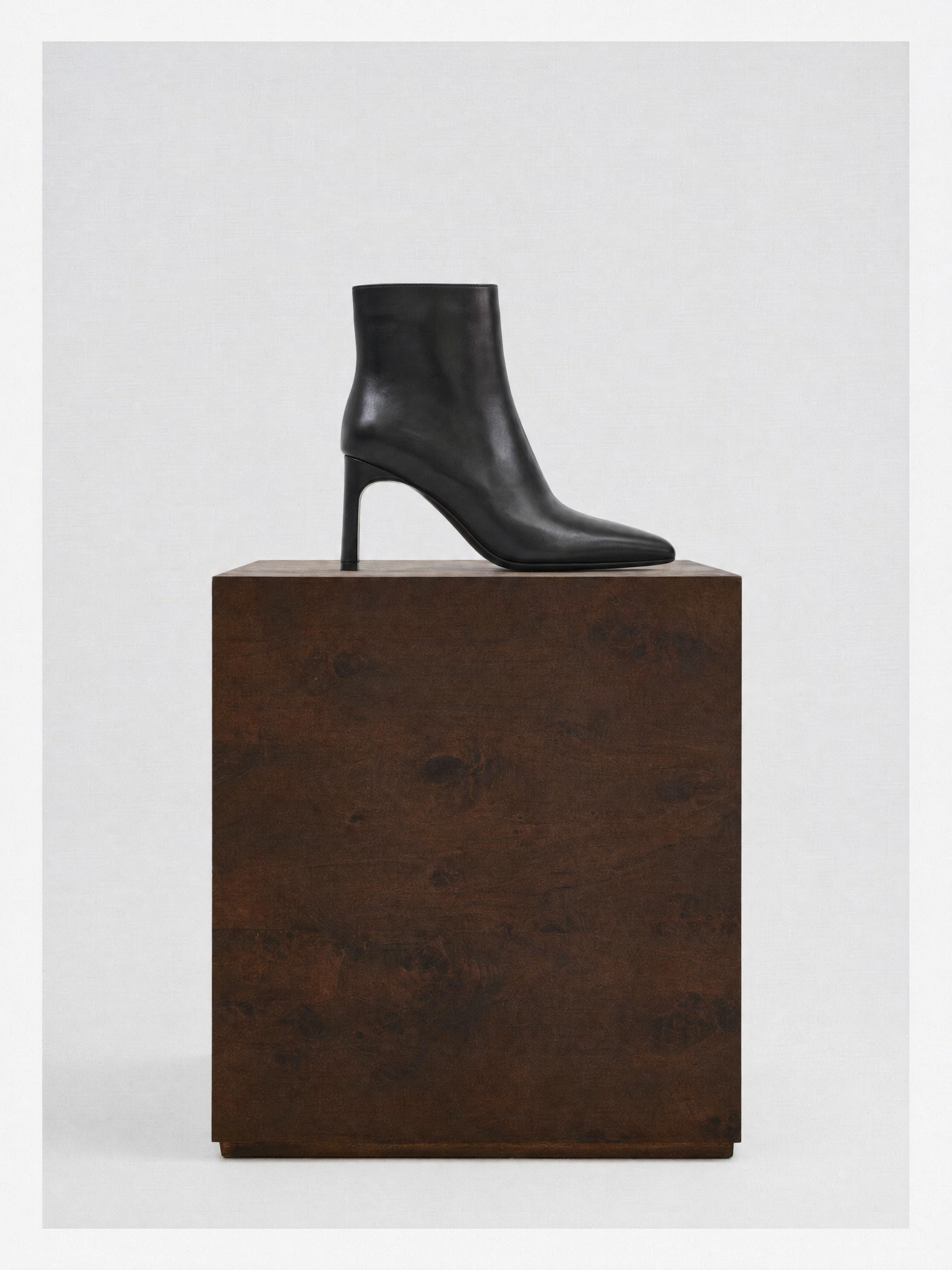 Bottines en cuir noir à talon droit et bout effilé Niels Black