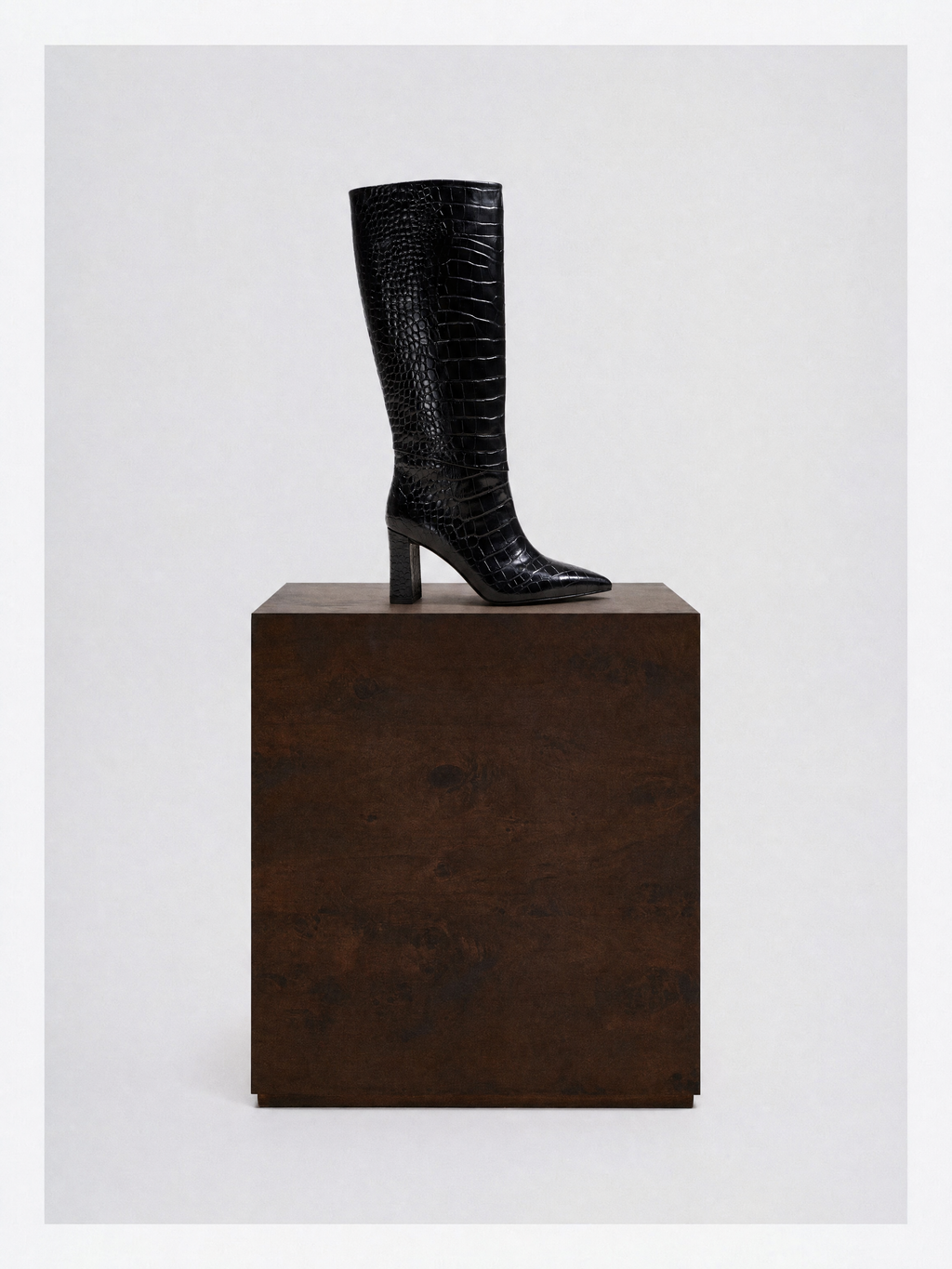 BOTTES NOIRES FACON CROCODILE A HAUT TALON BLOC WASSILY BLACK CROC
