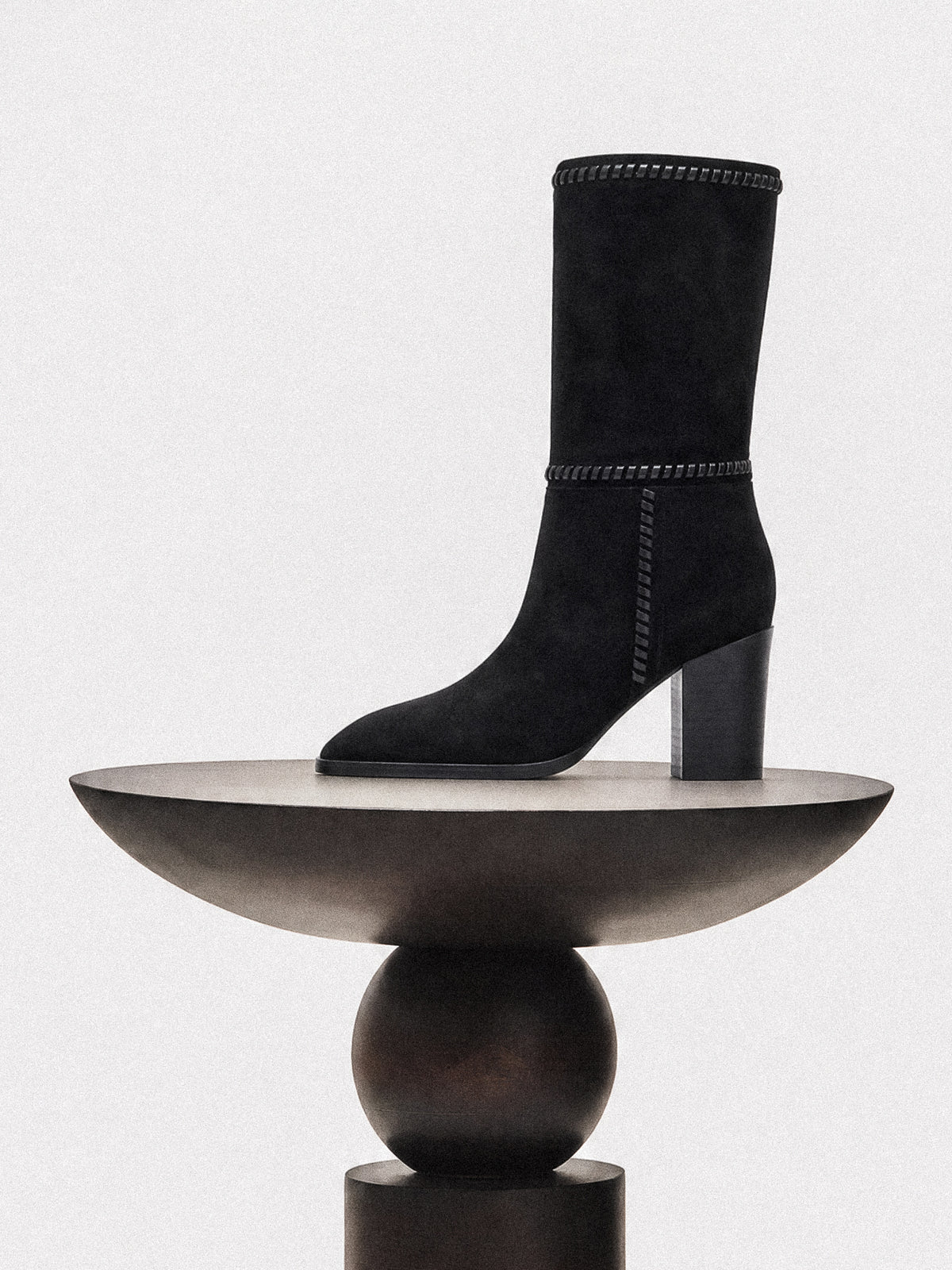 Bottes courtes en daim noir et talon bloc Colette Black