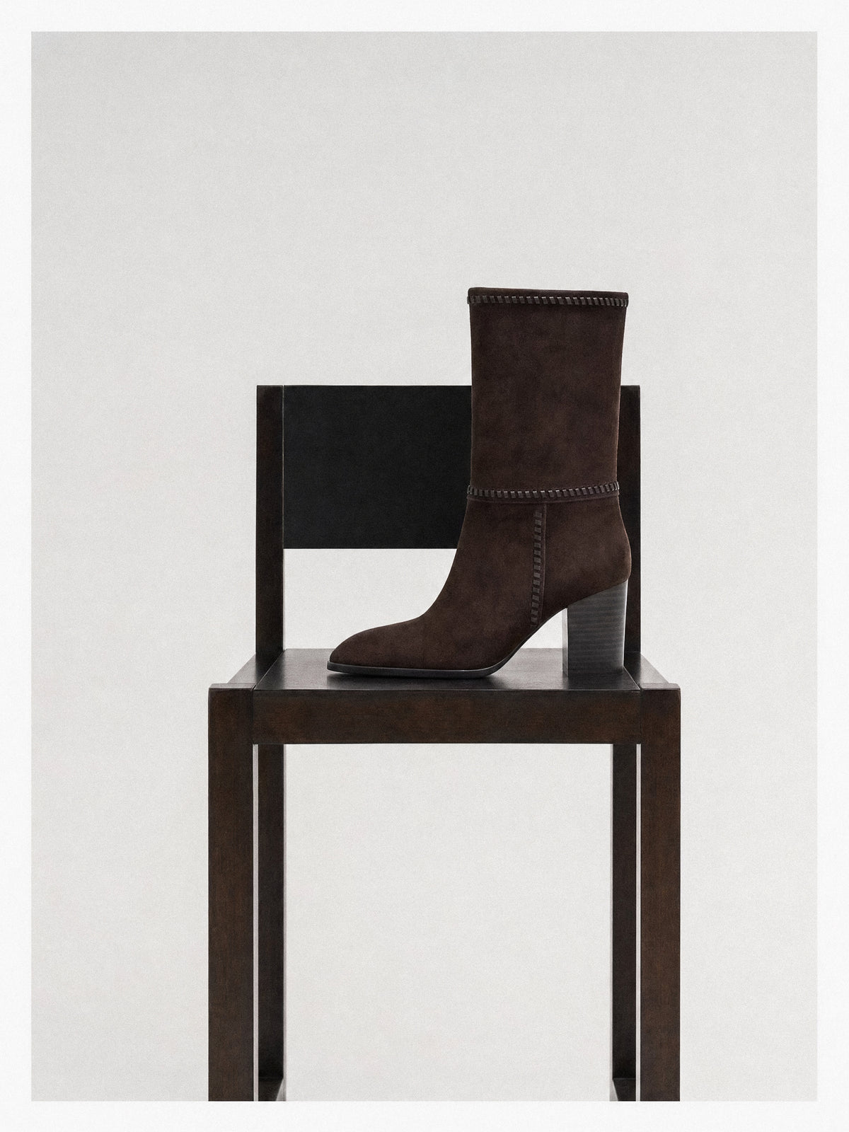 Bottes courtes en daim chocolat et talon bloc Colette Chocolate