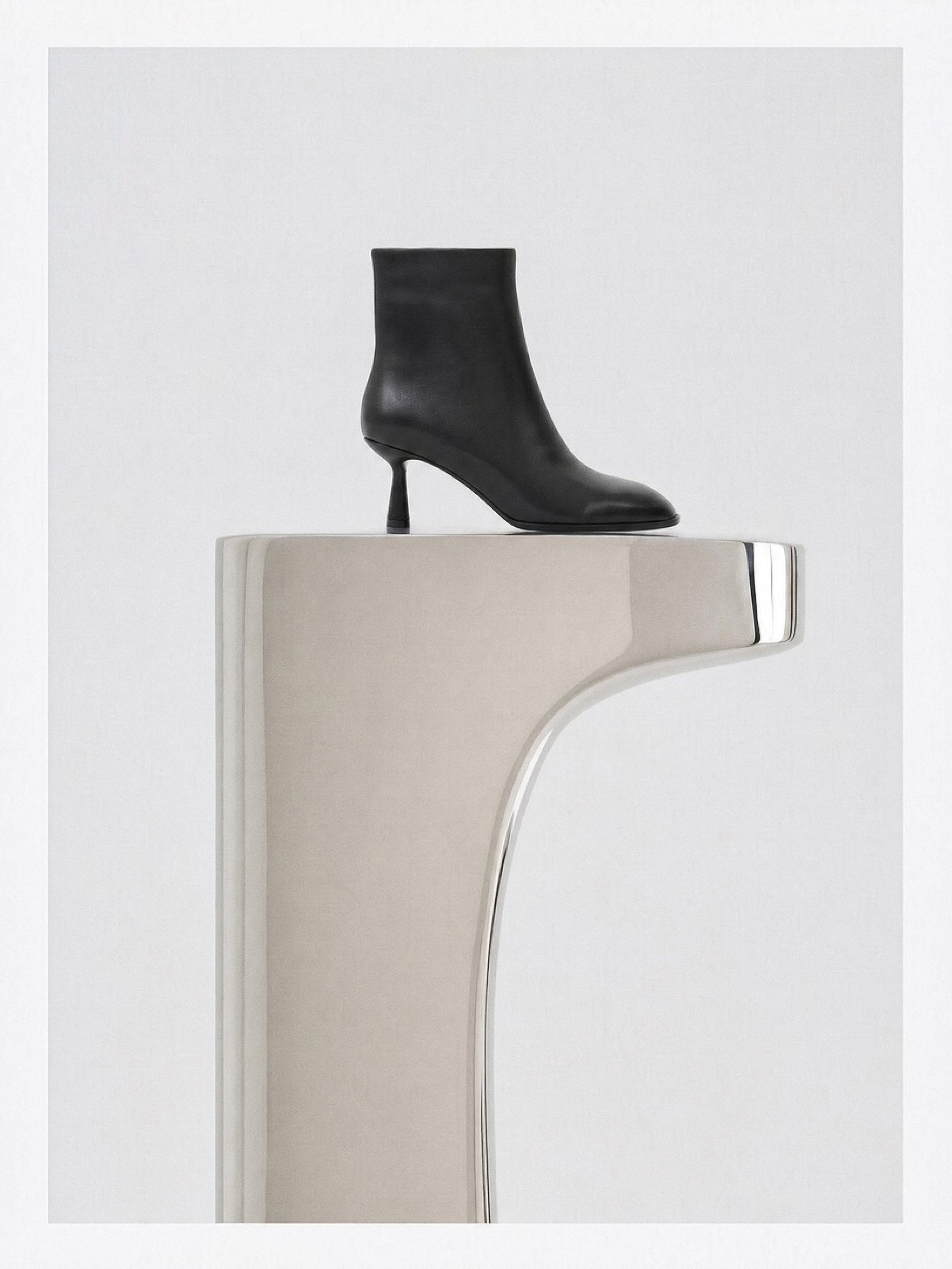 Bottines en cuir noir à talon et bout rond Naoto Black
