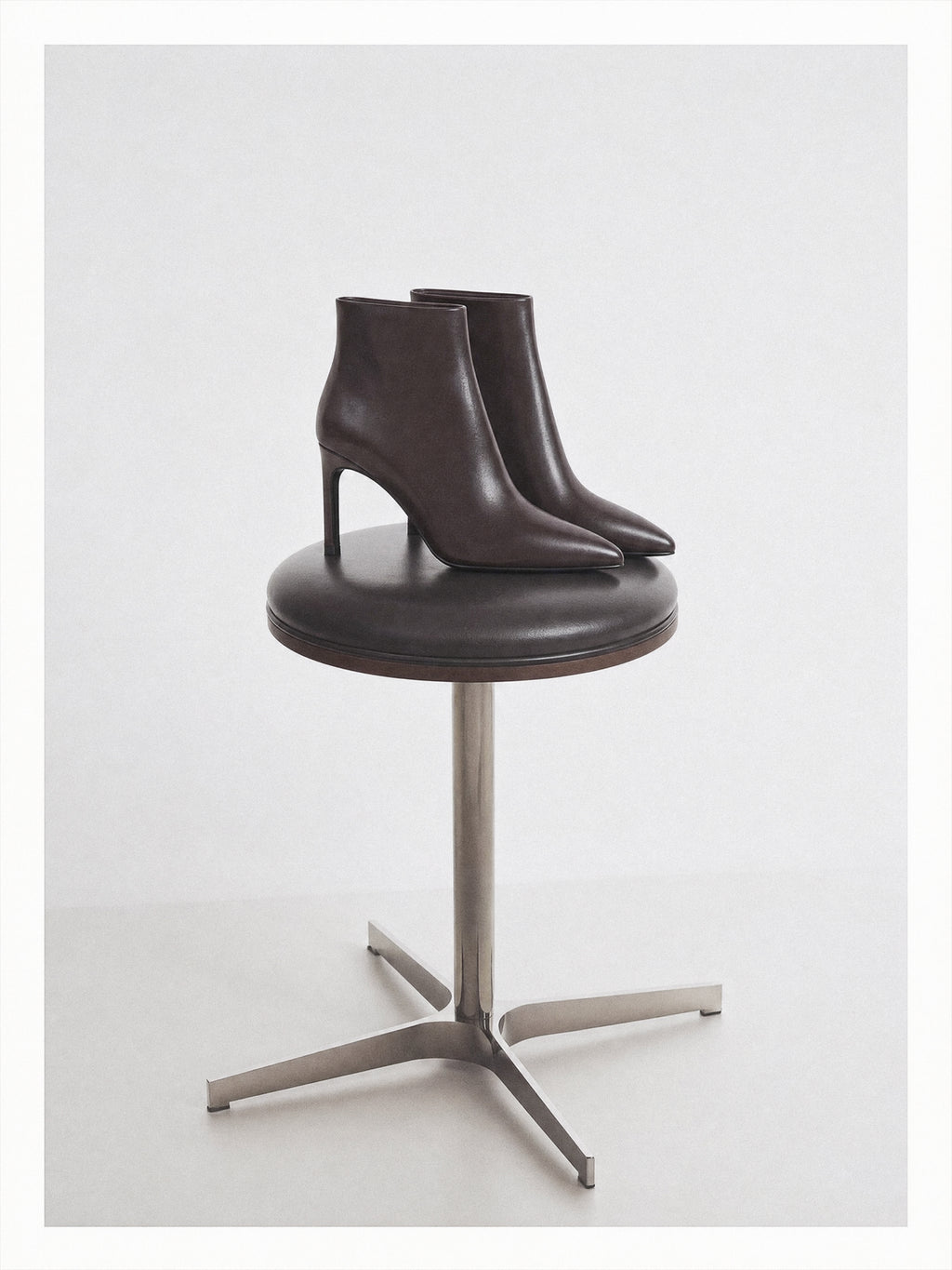 Bottines en cuir chocolat à talon et bout pointu Noura Chocolate Calf