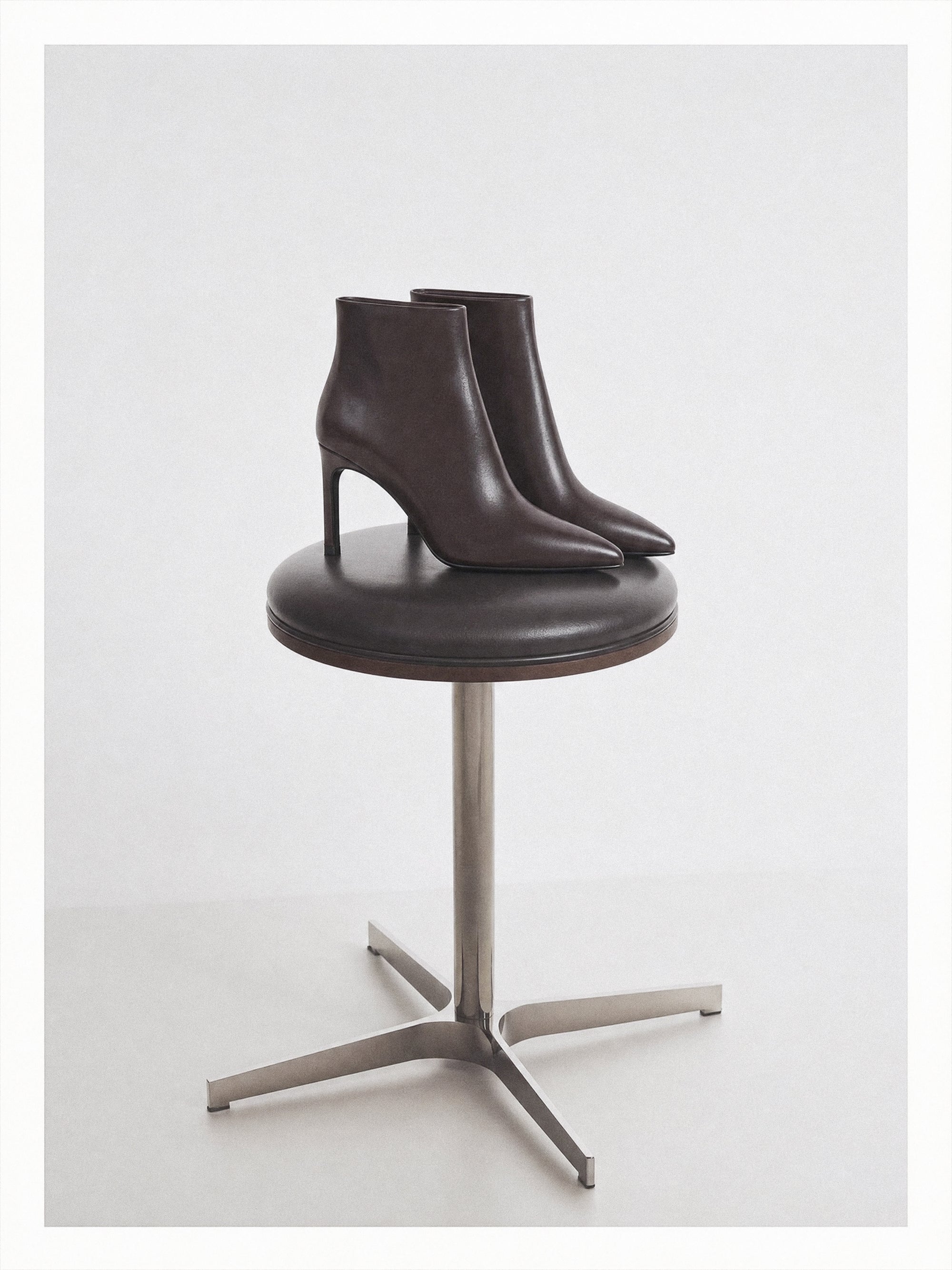 Bottines en cuir chocolat à talon et bout pointu Noura Chocolate Calf