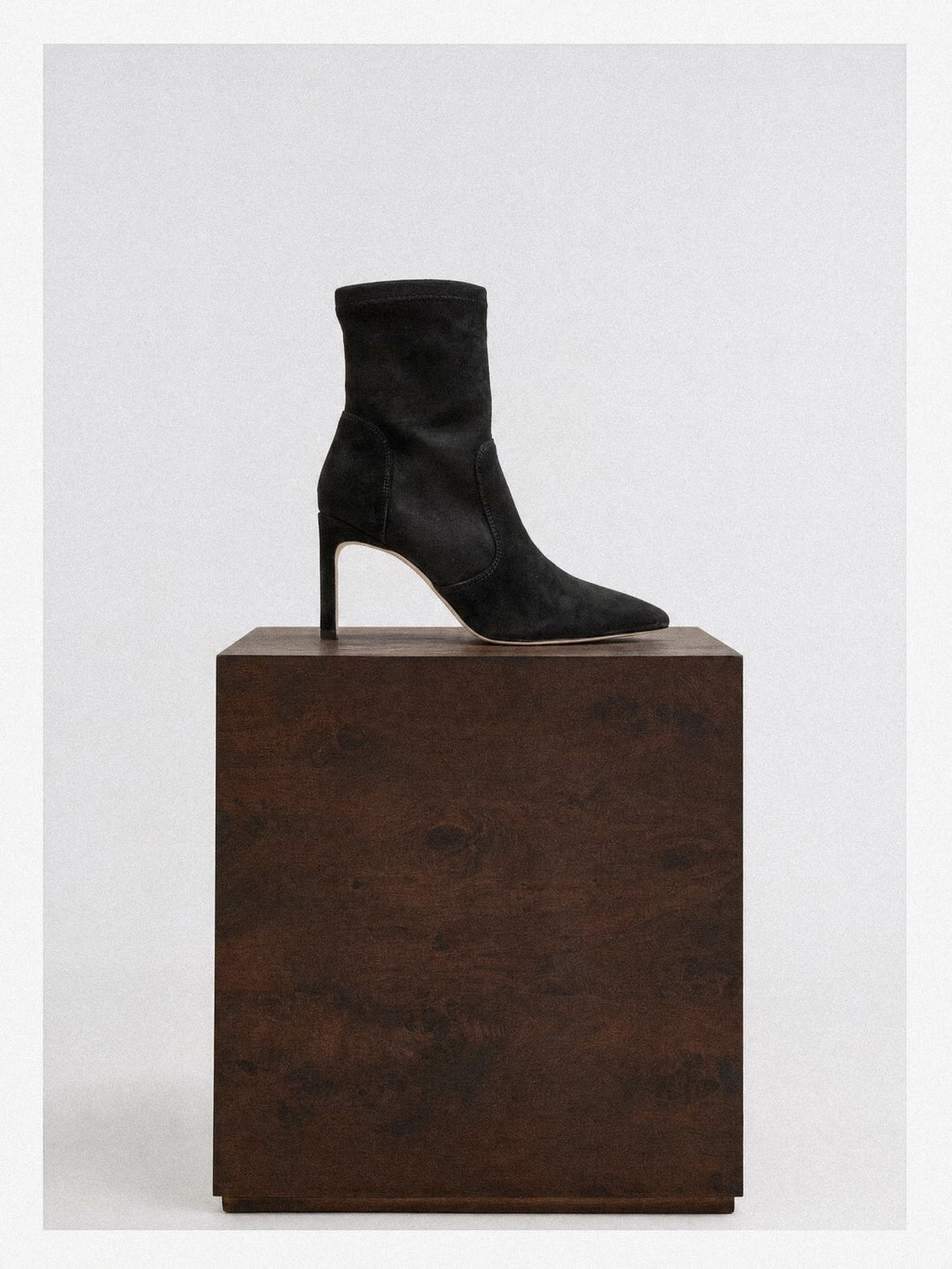Bottines en daim noir à talon et bout pointu Ophelia Black