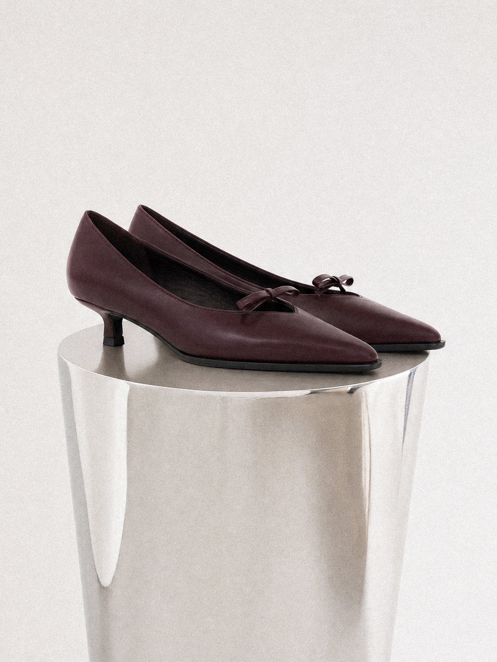 Escarpin à bout pointu, ornement nœud et petit talon bobine en cuir bordeaux Preston Burgundy