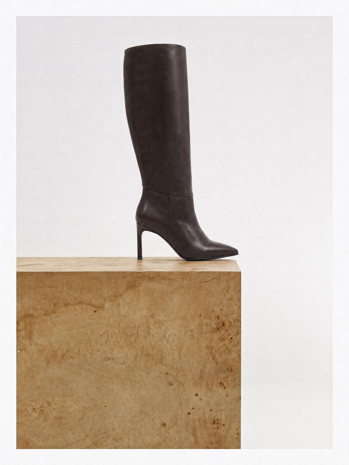 BOTTES EN CUIR CHOCOLAT A TALON AIGUILLE COCO CHOCOLATE CALF