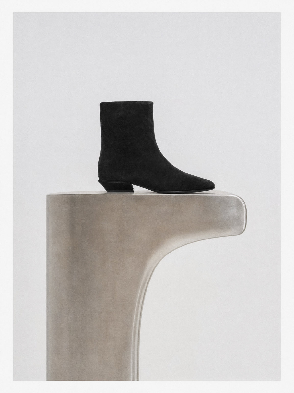 Bottines à petit talon en daim noir Tamy Black Suede