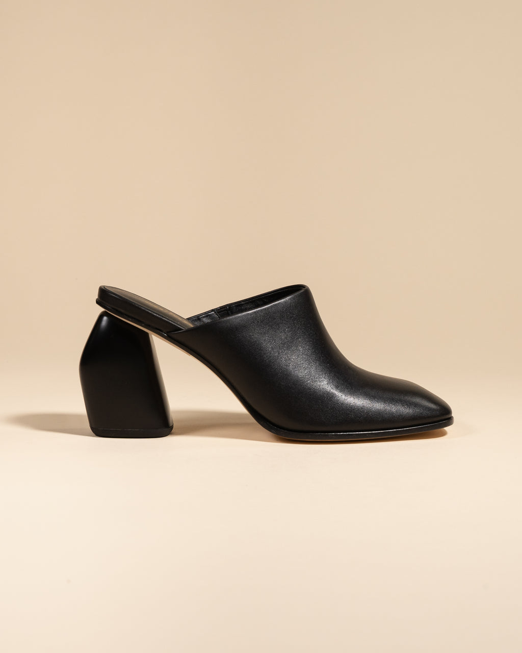 Mule sabot à talon haut en cuir noir Junya Black