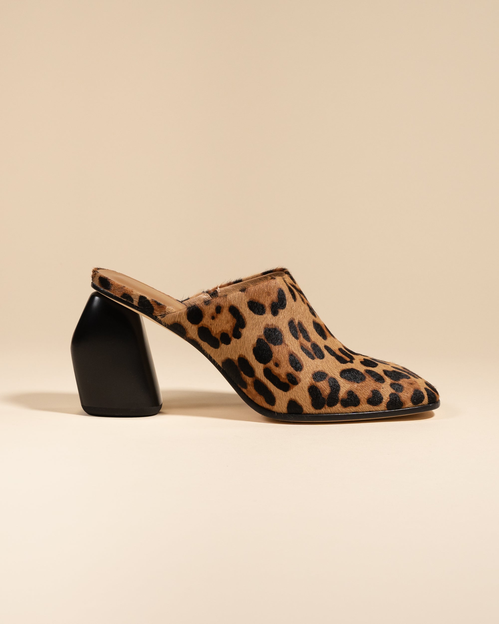 Mule sabot à talon haut et imprimé léopard Junya Leo Black
