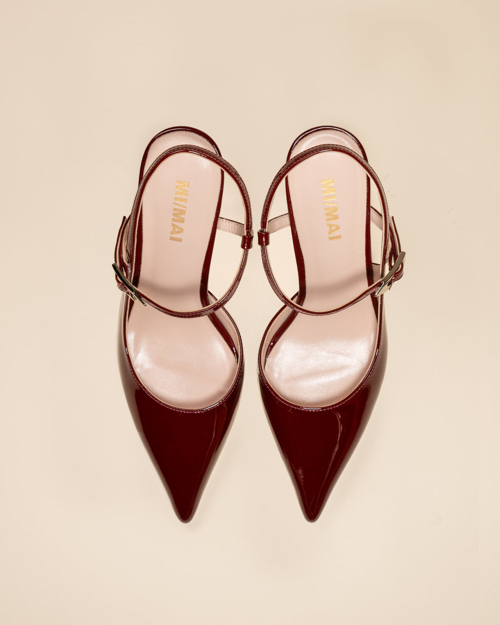 Escarpin sling back à bout pointu et bride en cuir verni bordeaux Emy Burgundy Patent