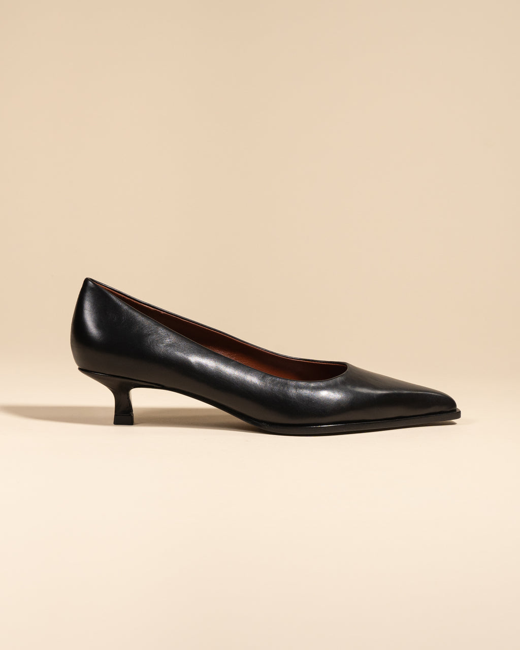 Escarpin à bout pointu et petit talon bobine en cuir noir Ray Black