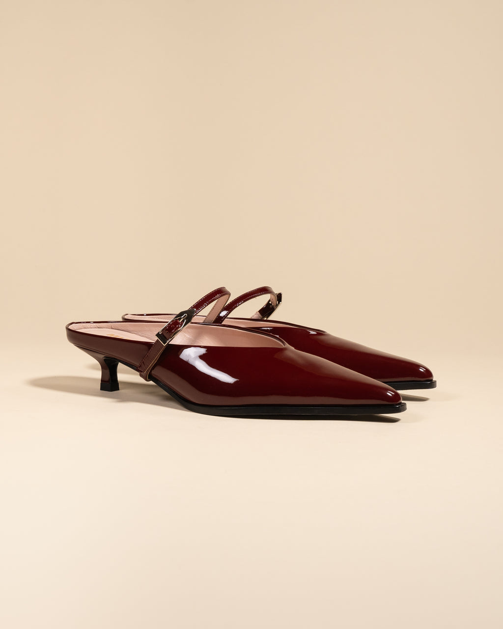 Escarpin-mule pointu et petit talon bobine en cuir verni bordeaux Suzanne Burgundy Patent