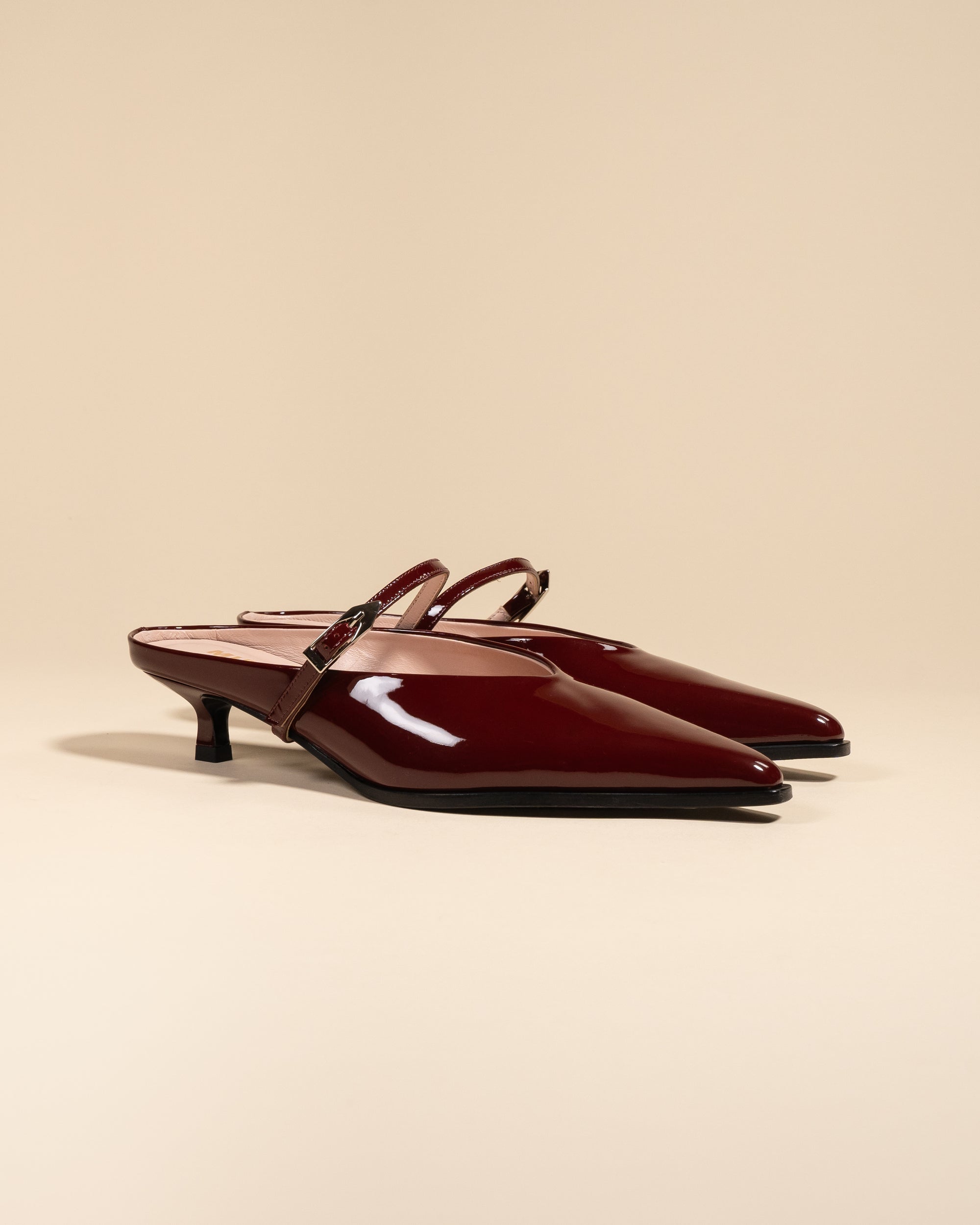 Escarpin-mule pointu et petit talon bobine en cuir verni bordeaux Suzanne Burgundy Patent