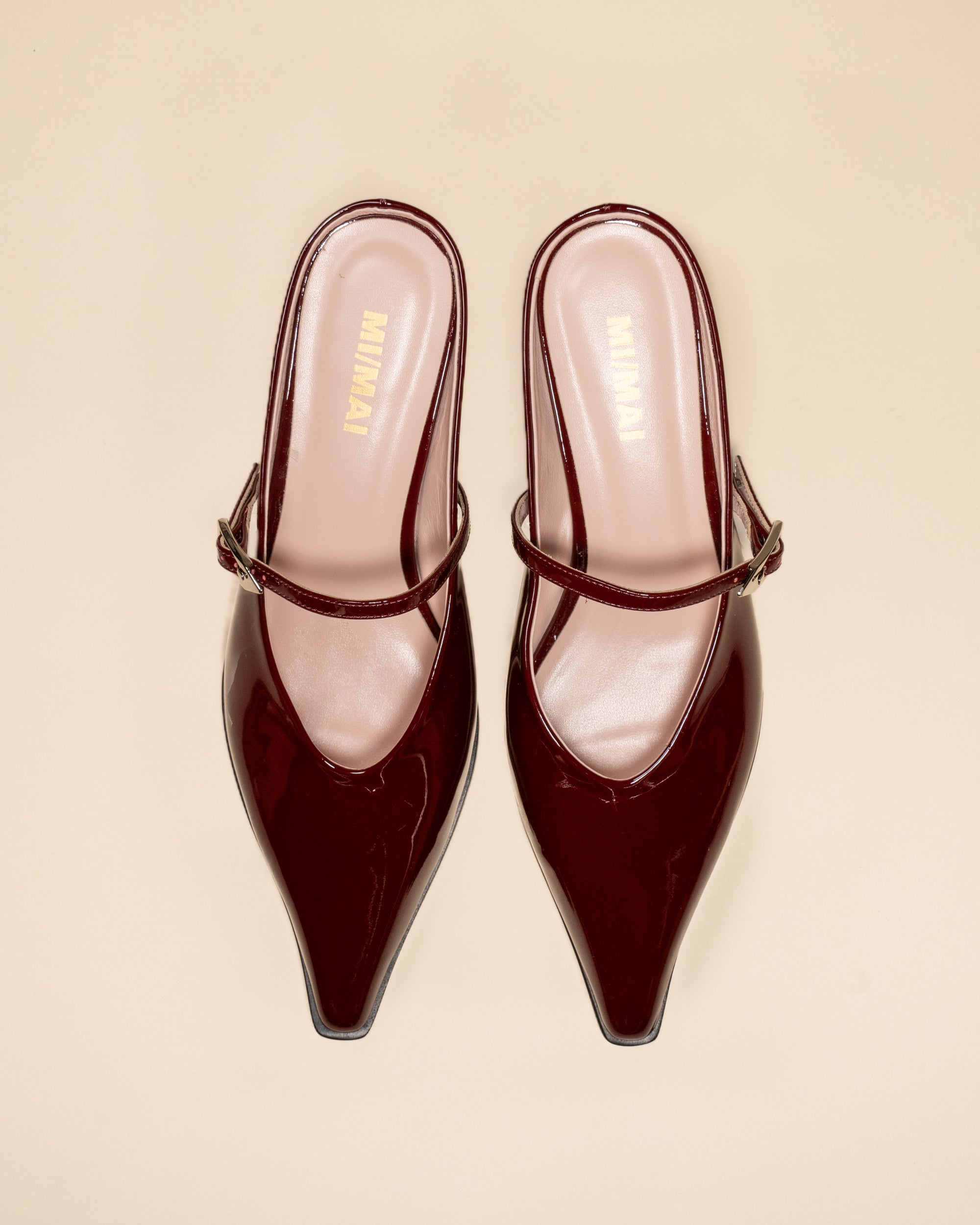 Escarpin-mule pointu et petit talon bobine en cuir verni bordeaux Suzanne Burgundy Patent